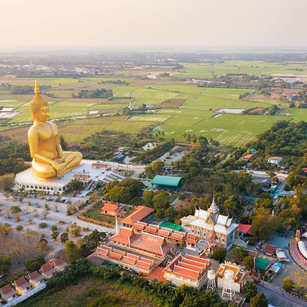 タイ国政府観光庁さんのインスタグラム写真 - (タイ国政府観光庁Instagram)「. ༉‧₊˚ 🇹🇭わざわざ行きタイ旅！ ⠀ ⋯⋯⋯⋯⋯⋯⋯⋯⋯⋯⋯⋯✈  毎週土曜日は、まだあまり知られていないタイの観光スポットをご紹介♪   今回は黄金の大きな仏像が座す「ワット・ムアン」へ✨  アユタヤ県の隣、アーントーン県は、趣深い寺院が200以上点在するエリアです💡  なかでも近年パワースポットとして注目が集まっているのが、ワット・ムアン🕊 16年かけて作られたという、幅62m、高さ93mの巨大な黄金の仏像が安置されています😌 指先にそっと触れて、お願い事をしてみましょう👉 👈  ここでタイの寺院での、一般的な参詣方法を確認👏 線香と花を手に携えたら、仏陀の前に座り、3回こうべを垂れるのが、一般的な作法です🙏　寺院ごとに独自の参拝ルールを設けている場合もあるので、参拝前に確認しておきましょう◎  なお国民の９割以上が仏教徒というタイは、敬虔な仏教国🌱　そのため寺院を参拝する際は、ノースリーブや短パンなど露出度の高い服装は避けたり、女性は僧侶の体や衣、持ち物に直接手を触れないなど、基本的なマナーを守ることも大切です💁‍♀️⚠️  ほかにもワット・ムアンには、お釈迦様の一生を描いた壁画がある本堂や、地獄を表現したレプリカなど、興味深いものがたくさん👀✨ 地獄寺としても知られています！  寺院は水田に囲まれていて、夕暮れ時に広がる幻想的な風景もアーントーンの名所となっています🌅  ☆「行ってみたい！」：いいね❤をタップ ★「参考になった！」：保存ボタン🔖をタップ  #タイ #アーントーン #ワットムアン #タイ寺院 #お寺巡り #仏像 #パワースポット #神秘的 #今こそタイへ #こんなタイ知らなかった #もっと知りタイ #はじめてのタイ #タイ旅行 #アーントーン旅行 #旅好きな人と繋がりたい #海外旅行 #地獄寺 #thailand #angthong #angthongtrip #watmuang #temple #buddhastatue #thainess #amazingthailand #thailandtravel #thailandtrip #thaistagram #lovethailand #amazingnewchapters」11月4日 18時02分 - amazingthailandjp