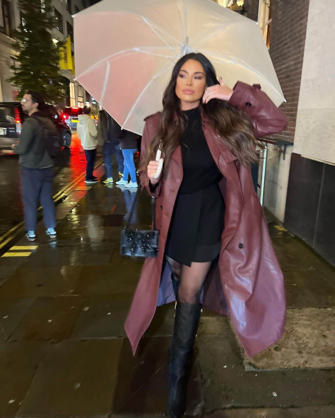 Jessica Wrightさんのインスタグラム写真 - (Jessica WrightInstagram)「☂️ the series  Coat @karen_millen  Skirt @reiss  Jumper @zara  Boots & bag @kurtgeiger」11月4日 18時02分 - jesswright77