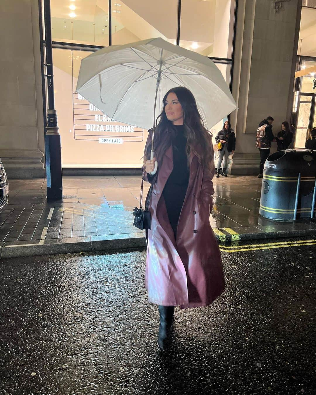 Jessica Wrightさんのインスタグラム写真 - (Jessica WrightInstagram)「☂️ the series  Coat @karen_millen  Skirt @reiss  Jumper @zara  Boots & bag @kurtgeiger」11月4日 18時02分 - jesswright77