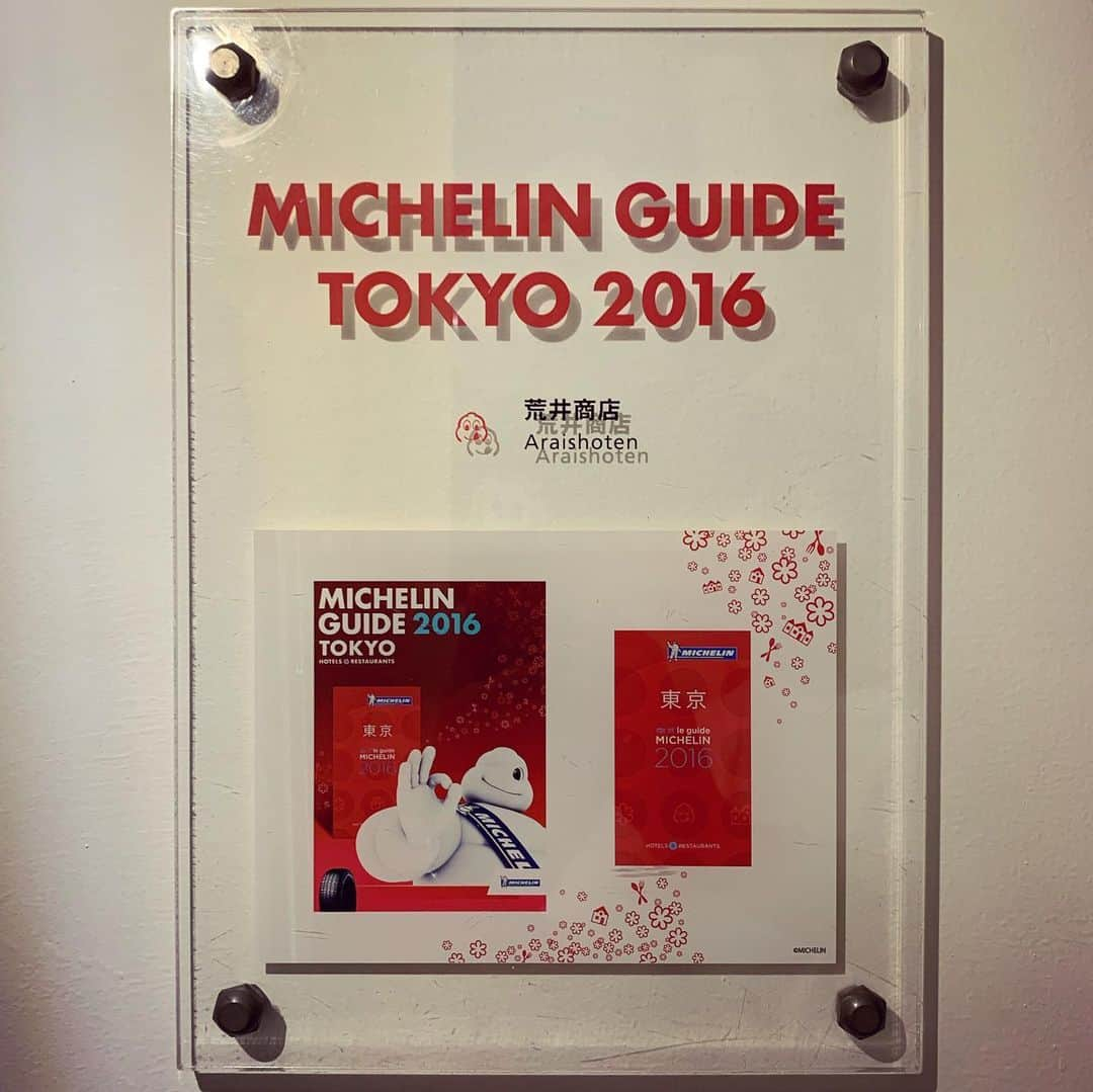 くろさんのインスタグラム写真 - (くろInstagram)「本日は新橋から湯河原に移転した荒井商店さんにお伺いしました🇵🇪←新橋ランチでチョー絶大好きだったお店  ちょっと前の土曜に行こうとしたらインスタで臨時休業案内があったのでホっ←やっぱSNS情報必要ですよね。現地行って臨時休業を知ったら二度と行かないかもw  そんなこんなで、SNSで荒井商店さんランチ情報収集してたら、新橋ランチ時代より変則的なABランチっぽい雰囲気が…。  ですが、何と❣️本日のランチメニューは荒井商店さんで一番好きなランチメニュー『あつあつペルー風ポークのトマトシチュー』🐷🍅←やっぱ日頃の行いだな🤗  12時開店の15分前に到着したら、3人組女子とチャリダー1人が待ち。 で、待ってたら、湯河原在住のご夫婦が並ぶかどうか悩んでたらしく、ここ有名なの？と。 東京の新橋にあったお店でビブグルマンもとってるお店でココでランチするためだけに東京から来たんですよーって勝手にPRして開店までお喋り。 湯河原周辺の新しいお店は変わったお店が多くてねーと仰ってましたw←あのご夫婦気に入って貰えると嬉しいなぁ  で、12時オープンして8割埋まって12:15には満席になってたので、一巡目に入りたい場合は開店前に並ぶのが安全かと。 ただし、ランチもコースなら予約可能になったらしく、通常ランチとW対応なのでかなり大変そうでした。 ランチコースは平日のみとかにしないとちょっと大変かも。←週末の方がABランチのお客さん多いでしょうし  ということで、ひさびさの荒井商店さん相変わらず美味しゅーございました😋  お店は新橋時代よりゆったり空間で新橋のテーブルとかコカコーラの冷蔵庫とかメニュースタンドとか諸々移設されてて新橋店舗を知ってると、懐かしくもありとってもイイ感じでした。  で、湯河原では荒井商店さんでランチして、手湯だけ浴びてソッコー離脱w←次回は湯河原町にも何らかの貢献をww  ランチ+ビール代より電車代の方が高いという素敵ランチまた伺いまーす💓  📍場所タグは旧新橋です @araishouten  湯河原のお店は湯河原町役場目の前 神奈川県足柄下郡湯河原町城堀18-2  #荒井商店 #ペルー料理 #ビブグルマン東京  #ビブグルマン東京2023 #ペルー料理🇵🇪  #ペルー料理おいしい  #ペルー料理レストラン  #ペルー料理好きな人と繋がりたい #アヒソース #アヒソース大好き #ポークのトマトシチュー #ペルー風ポークのトマトシチュー  #ペルービール #ペルービールもあるよ  #荒井隆弘のペルー料理 #新橋荒井商店  #湯河原荒井商店 #湯河原ランチ #湯河原グルメ  #湯河原ランチおすすめ #ゆがわらの手湯 #くろ呑み喰い」11月4日 18時02分 - m6bmw