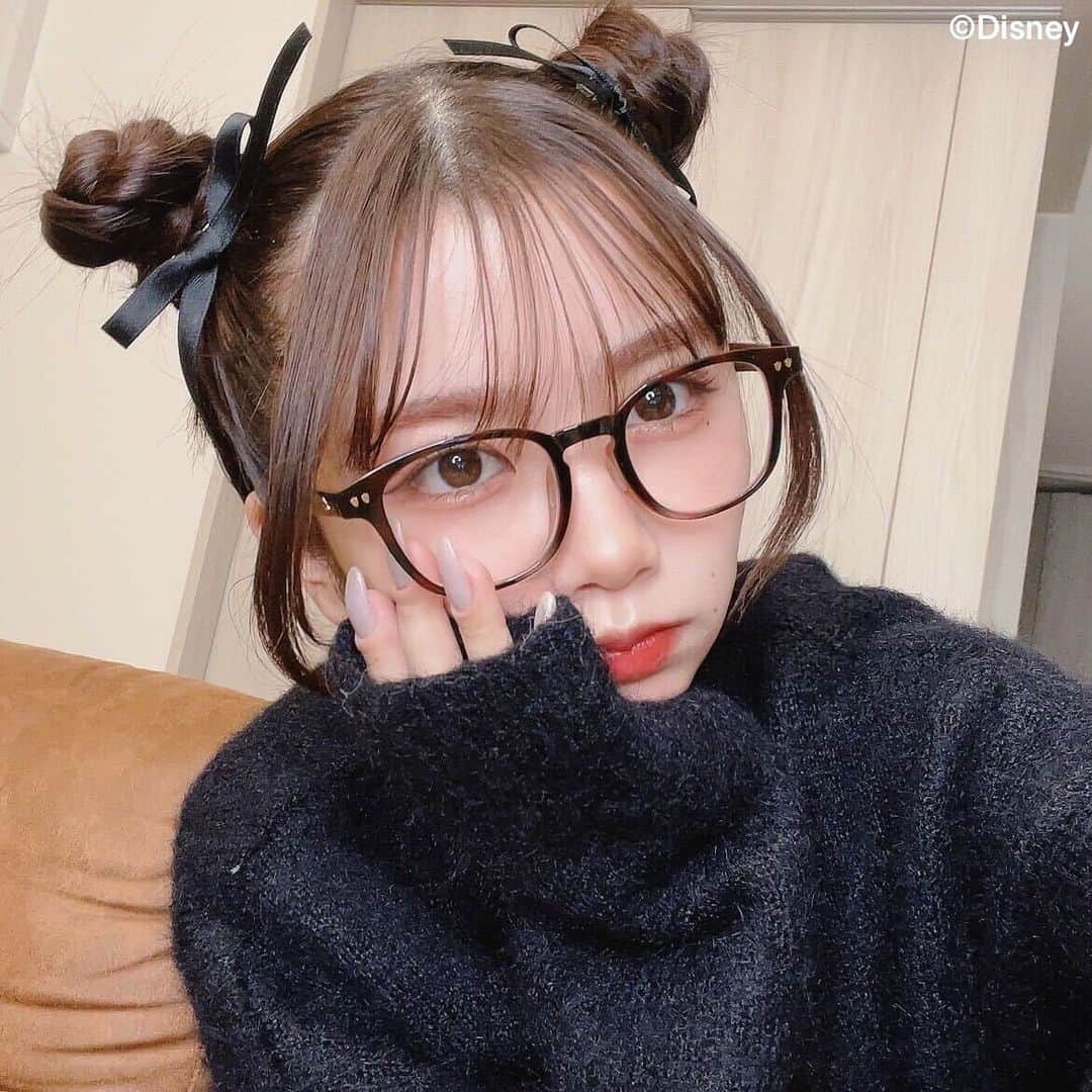 高梨優佳のインスタグラム：「見てみて 🧏🏻‍♀️🤍 Zoff のディズニーコレクション めちゃくちゃ可愛くない！？！？！？💗  私が選んだのはドナルドモチーフのメガネ ！！💙 鼻パッドがシリコンになってるから すごくフィットして付けやすいし そのシリコンが 足跡のデザインになってるのも かわいいの ！！！🥹 サイドにはおしりのパーツもプラスされてて どこから見ても可愛すぎるデザインが とってもお気に入りです 🥹🥹💗  なんとZoffのDisneyコレクションは、 今年で10周年だそうです！🎉🫶🏻  自分に似合うお気に入りのメガネが見つかると思うので 是非お近くの店舗でチェックしてみてね 💌🤍  #Zoff_DisneyCollection10th #Zoff #PR」