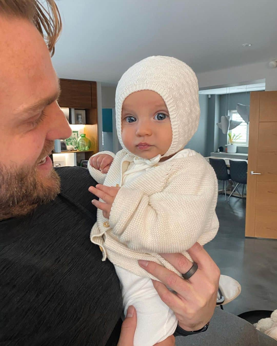 ファーン・マッキャンさんのインスタグラム写真 - (ファーン・マッキャンInstagram)「Poppet in her bonnet 🥰  Knitted cardis & bonnet season🐑☁️  The cuteness overload, I can’t even cope! *Finty didn’t actually wear it I just got excited to try it on her haha still a little big for her.」11月4日 18時04分 - fernemccann