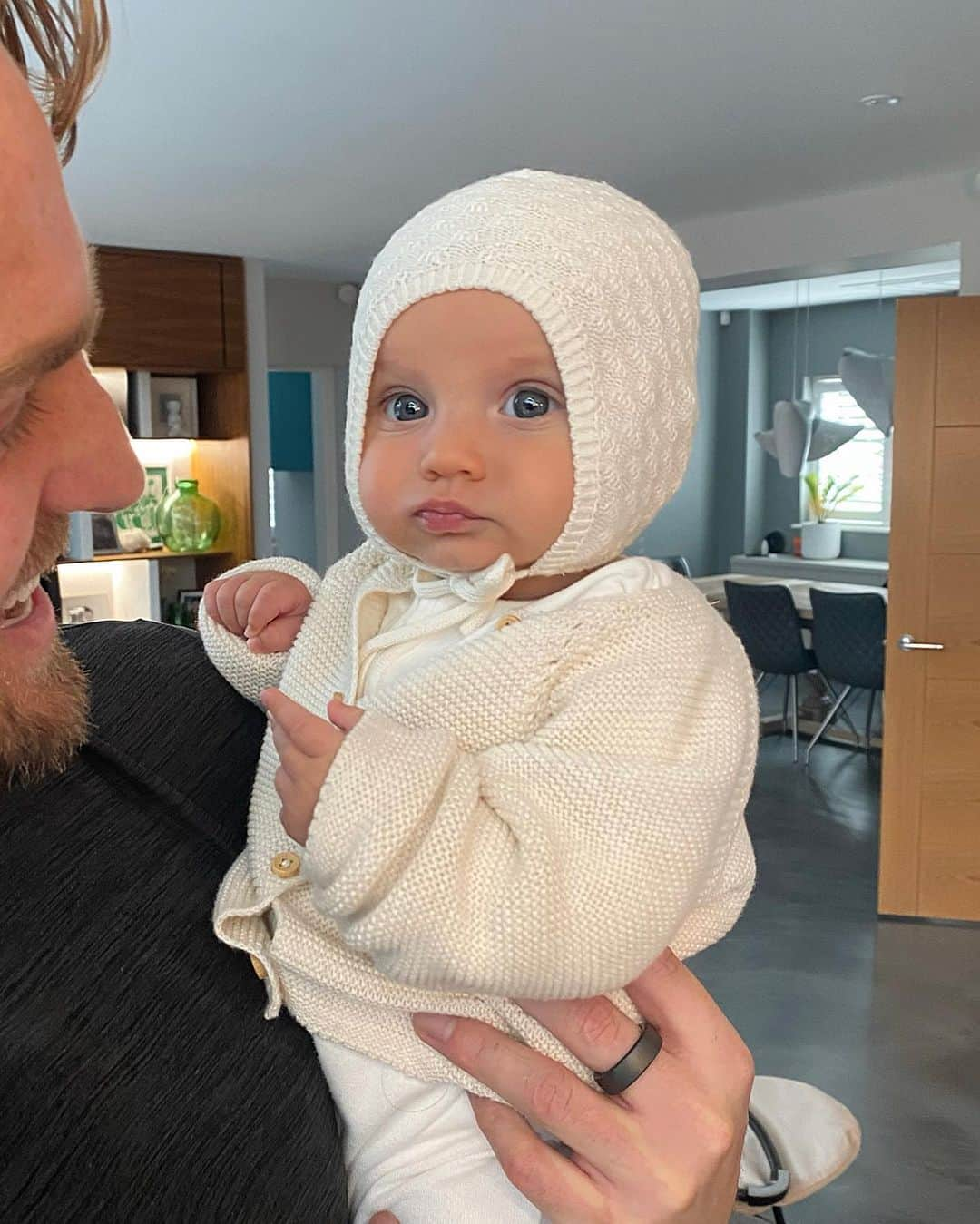 ファーン・マッキャンのインスタグラム：「Poppet in her bonnet 🥰  Knitted cardis & bonnet season🐑☁️  The cuteness overload, I can’t even cope! *Finty didn’t actually wear it I just got excited to try it on her haha still a little big for her.」