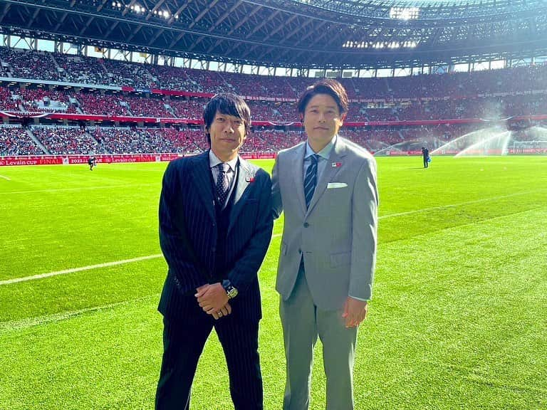 中村憲剛のインスタグラム：「: ルヴァンカップ決勝、最後まで目が離せない凄い試合になりました。  本当に素晴らしい雰囲気で、その中でプレーできる選手は幸せだなと。  結果はアビスパの勝利でしたが、レッズの勝利への執念含め、決勝にふさわしい素晴らしい試合でした。  アビスパ福岡のみなさん、初優勝おめでとうございます‼︎  #ルヴァンカップ決勝  #アビスパ福岡 #浦和レッズ #内田篤人」