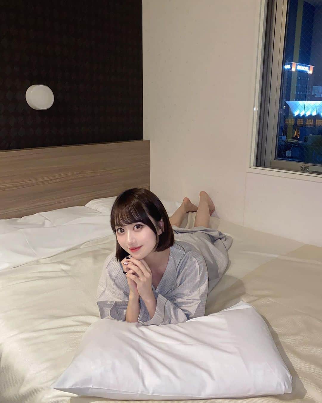 MI-MIのインスタグラム：「新宿歌舞伎町にあるスーパーホテルへ🏨💞  天然温泉やアルコール&ソフドリ飲み放題、 漫画コーナー、アメニティなど コンテンツが豊富で楽しめちゃうよ🫶 (漫画コーナーは歌舞伎町店限定みたい😳)  写真はレディース専用のお部屋なんだけど リファのシャワーヘッドやドライヤー、 サロニアのヘアアイロンも整備されてた🥰  朝食バイキングの焼きたてパン 美味しかったな〜🥐  温泉も久しぶりに入ってゆっくりできた♨️ (特別な許可を得て、営業時間外に撮影しました!!)  私の投稿を見たと伝えていただくと、 お水1本と写真にないアメニティが プレゼントされるそうなので ぜひ行く際にはこの投稿見せてみてね☺️  住所📍 東京都新宿区歌舞伎町2-39-9  PR @super.hotel_official #スーパーホテル新宿歌舞伎町 #スーパーホテル」