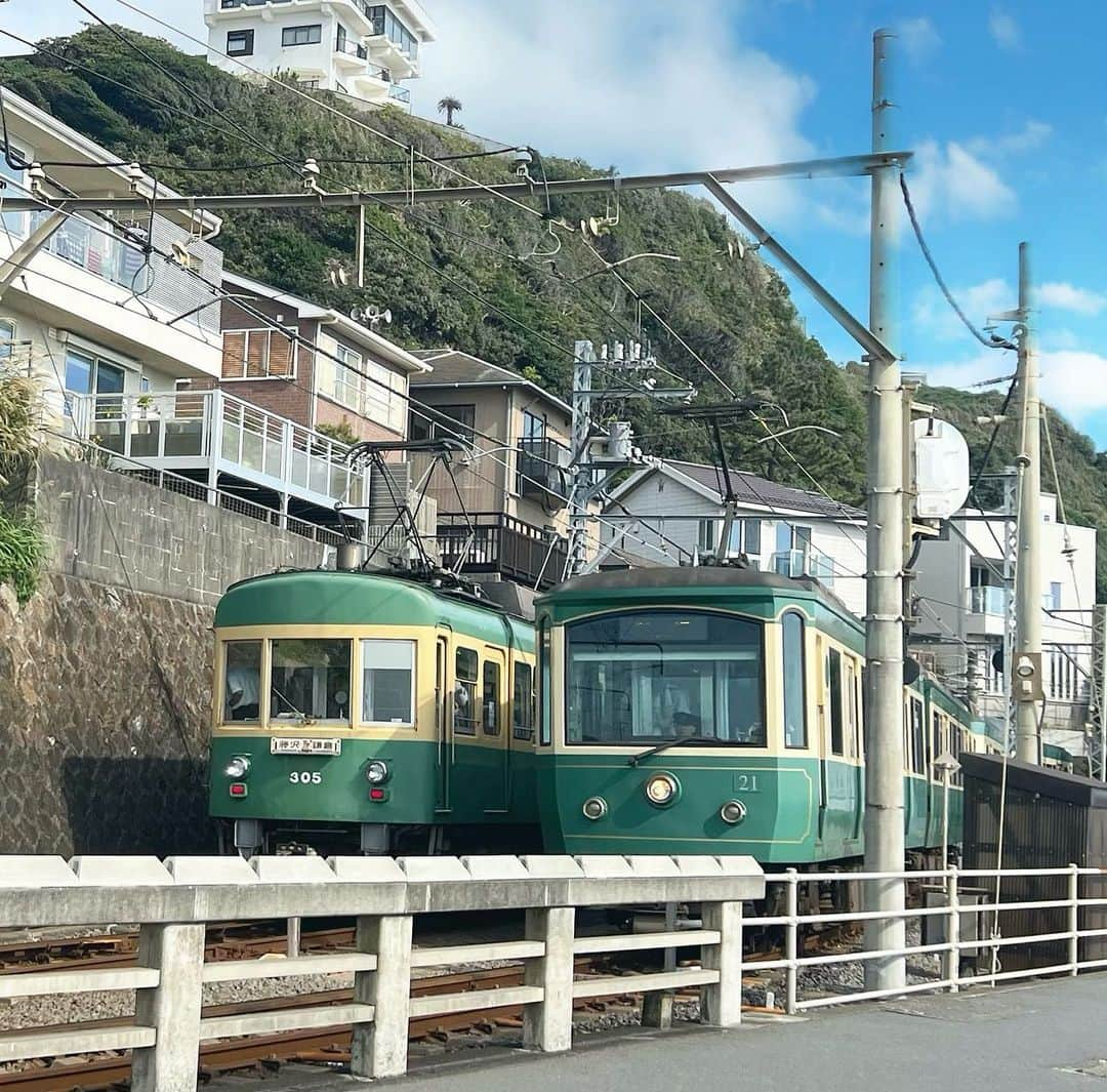 マキ・コニクソンのインスタグラム：「やっほー！ 本日も晴天なぁり☀️  今日はドライブ日和🚗💨 朝から高速乗って厚木→小田原→湯河原→ 熱海まで海を見ながらルンルン🎵気分。  パイセンと行った美味しいレストラン 「テール・エ・メール」に行って オーナーシェフの清水さんにご挨拶してきた。  店内に飾ってある絵はパイセンが お店があまりに殺風景だからって 清水シェフにプレゼントしたんだよ。 やっぱりふみやは愛がある。  今度熱海の花火大会の日に予約したいな。 目の前で花火が見れるんだよ。 美味しいし海の前にある絶景レストラン。 (写真3,4枚目)  その後はお友達のYoshi Familyと 逗子海岸すぐ近くにある “Surfer”と言うこれまた お洒落なレストランで待ち合わせ。 初めて行ったけどサイコーでした！  地元のロコサーファー達が自然と集まって 皆んなサーフィンや波の話をしながら わいわい楽しんでる感じ。 雰囲気めちゃくちゃ👍🏼👍🏼 これまた海に囲まれてる絶景レストラン。  Yoshiの息子君の瑠くんは 筋金入りの”イケメン” 未来のスターと言うInstagramやってるから 是非チェケラッチョしてみてー。 ほっこりするよ！  Surfersのお料理は美味しかった！ 私はオレンジチキンをオーダーしたよ。 ガーリックシュリンプもVery Good!  (写真8,9枚目)  仲良しのYoshi Familyと逗子海岸で会えて 嬉しかった！Surfersご紹介有難う！ ご馳走様でした🙏🏻  そして！ 鎌倉高校前駅で”江ノ電”に会えて感激💦 江ノ電って何でこんなにも 愛らしいんだろう。 ホント皆んなに愛されてる。  日本滞在Last 2 Days  1秒も無駄なく楽しんでおります！  #エア熱海 #エア逗子海岸 #コニクソンの旅レポ✍🏻  #ドライブのおすそ分け #熱海テールエメール  #surferszushi」