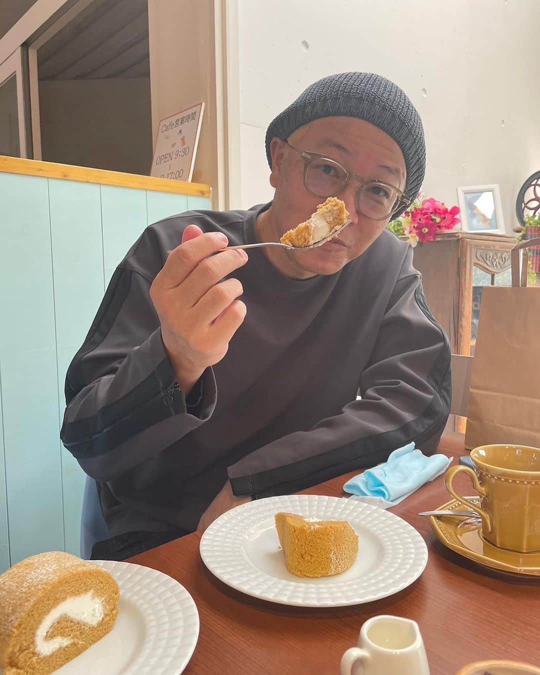 辻口博啓のインスタグラム：「空港に向かう途中にパティスリールーブにお邪魔して来ました！ 野崎シェフのおすすめ和三盆ロールケーキがとてもシンプルで美味しかったです！ #ループ」