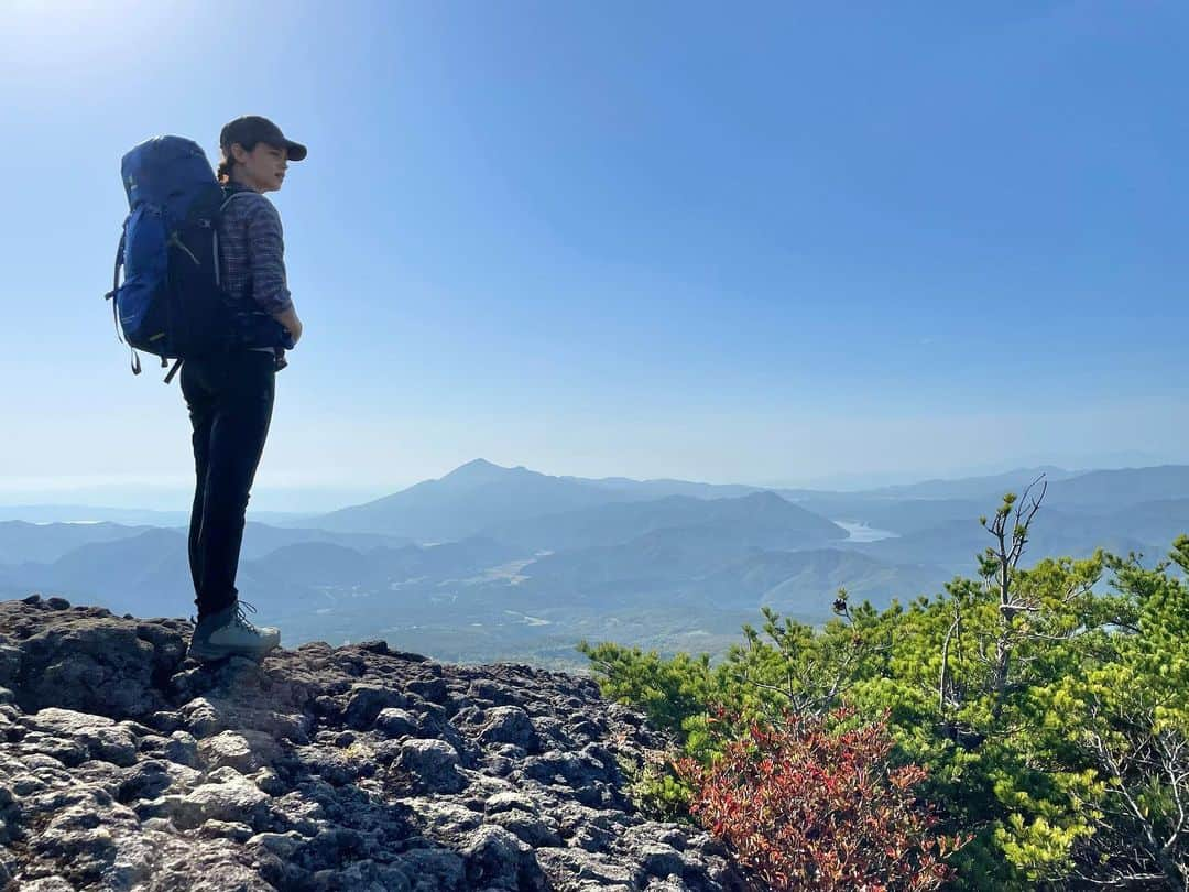 仲川希良のインスタグラム：「明日、再放送があります！ ・ 福島県の安達太良山を紅葉&温泉トレッキング 写真は安達太良山から裏磐梯方面を眺めているところです ここしばらく猪苗代町磐梯山の投稿をしていましたが ご近所のお山ですよね♩ ・ ・ 裏磐梯を歩いたあとだと 写真を通してでもこの地形から感じられる意味合いが変わってきます ・ 磐梯山の山体崩壊の歴史や 湖畔の美しい景色が思い起こされて ・ 私は地図読みはあまり得意ではないのだけれど 人間が引っ張った県境や道を通してだけではなく 自然の成り立ちを意識して土地の形を把握できたらいいなぁといつも思います ・ ・ 番組では紅葉真っ盛りの安達太良山を歩き その恵みに浸かります！ 温泉を通して火山と共にあるふもとの街の歴史も感じられますよ〜 ・ ・ ▲▲▲▲▲ にっぽんトレッキング１００　ＳＰ 「歩いてしか行けない絶景の秘湯２０２１」 11月05日 午後3:00 ~ 午後4:30 ▲▲▲▲▲ ・ ・ ぜひご覧ください！ ・ ・ ・  #登山 #トレッキング #ハイキング #山旅 #紅葉 #温泉 #福島 #安達太良山」