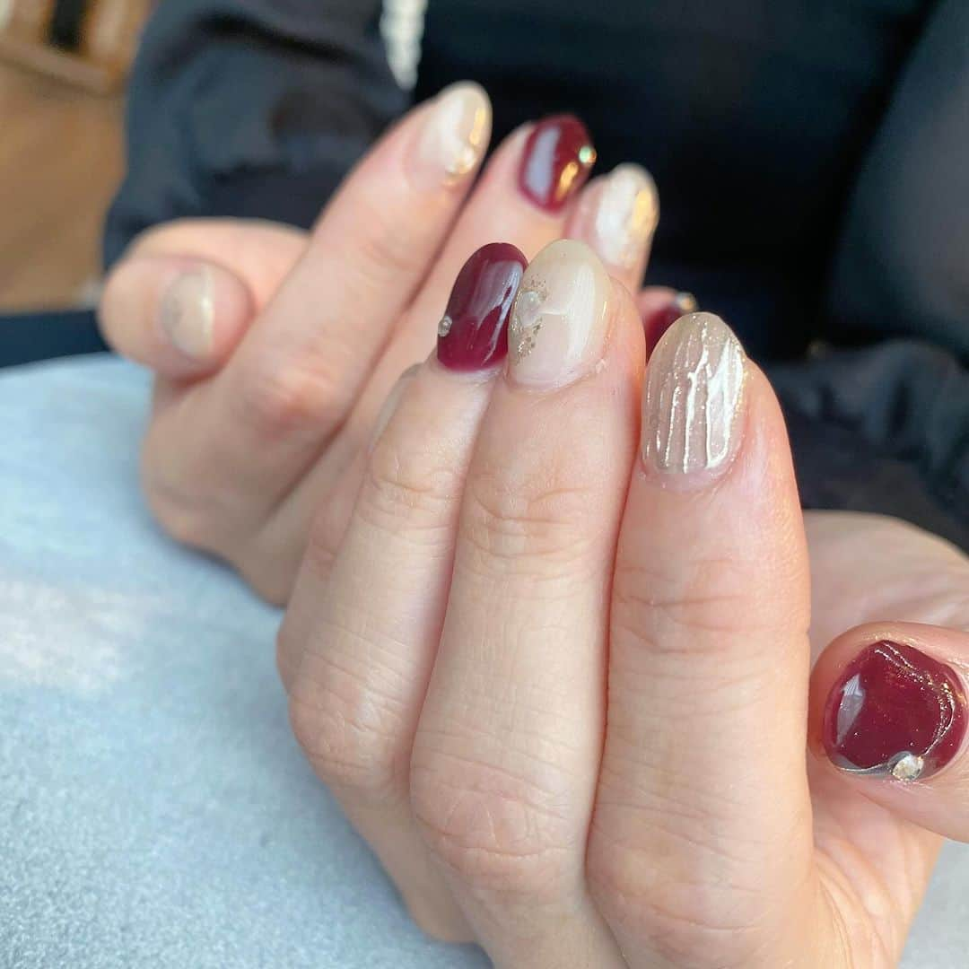 ERINA UENOさんのインスタグラム写真 - (ERINA UENOInstagram)「2023.11.04. New nail 🤍❤️ 今月はホワイト・シルバー・ボルドー❄️ @n8e8w 出張ネイルありがとう✨  自爪が綺麗に成長して、 理想の縦長に整えてもらえてうれしい。⁡ #新陳代謝の良さ  今回も @sumi_retti と オソロのデザイン&カラー🫶で ふたりで安心・安定しました…😮‍💨💕笑  そして…✨ 12/9（Sat） THRUSH CHRISTMAS MARKET🎄 ネイルで初出展してくれます❤️ 楽しみ〜♡  * *  #Fukuoka #Fukuokamama #福岡ママ #福岡ネイル #ネイル #ネイルデザイン #ジェルネイル #秋冬 #秋冬ファッション #秋冬ネイル #Autumn nail」11月4日 16時36分 - erina_flowdia