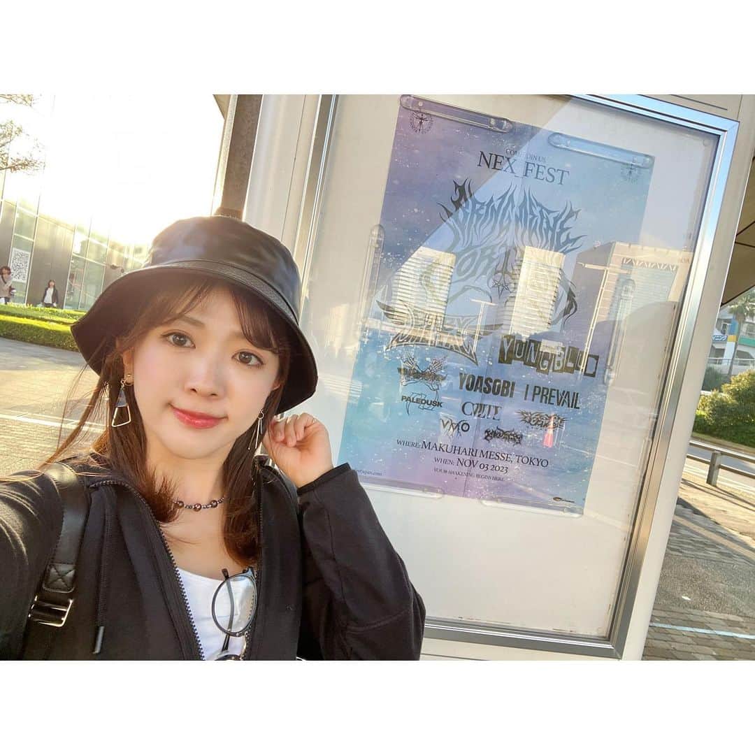 鬼頭由芽さんのインスタグラム写真 - (鬼頭由芽Instagram)「・ 11月3日幕張メッセで行われた Bring Me The Horizonがキュレーターを務める NEX FESTに行ってきました✨  うはー！ゴリゴリのロックやでー！ かつてKNOTFESTやLoud Parkに行った時の記憶が蘇る😌  海外アーティスト発信のフェスが日本で開催されるというのは とても喜ばしいことだと思うのです。 BMTHと繋がりのあるアーティストばかりだから コラボが見られたり思い出MCが聞けたりするのもとてもよかったです。  花火はまるでフェスの花火かのように近くで上がっていた ディズニーランドの花火😂 ちょうどメインステージの転換中で、フェスのお客さんもすごく盛り上がっていてまるで演出のようでした。笑  さて！こちらに出演していた yungbludことDomさんが８日水曜日のレコレールに登場です！ もうインタビュー撮りました。 めっちゃくちゃ熱くてROCKな話をたくさん聞かせてくれました！ お楽しみに！！  #NEXFEST #yungblud #BMTH #bringmethehorizon」11月4日 16時44分 - xxyumeyumexx