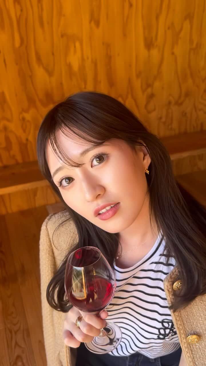 伊藤彩華のインスタグラム：「ママとワイン巡りの日帰り旅🍷   #ワイン #カフェ #自然 #国内旅行 #fashion #ツイードジャケット #秋コーデ #秋メイク #japan #autumn」