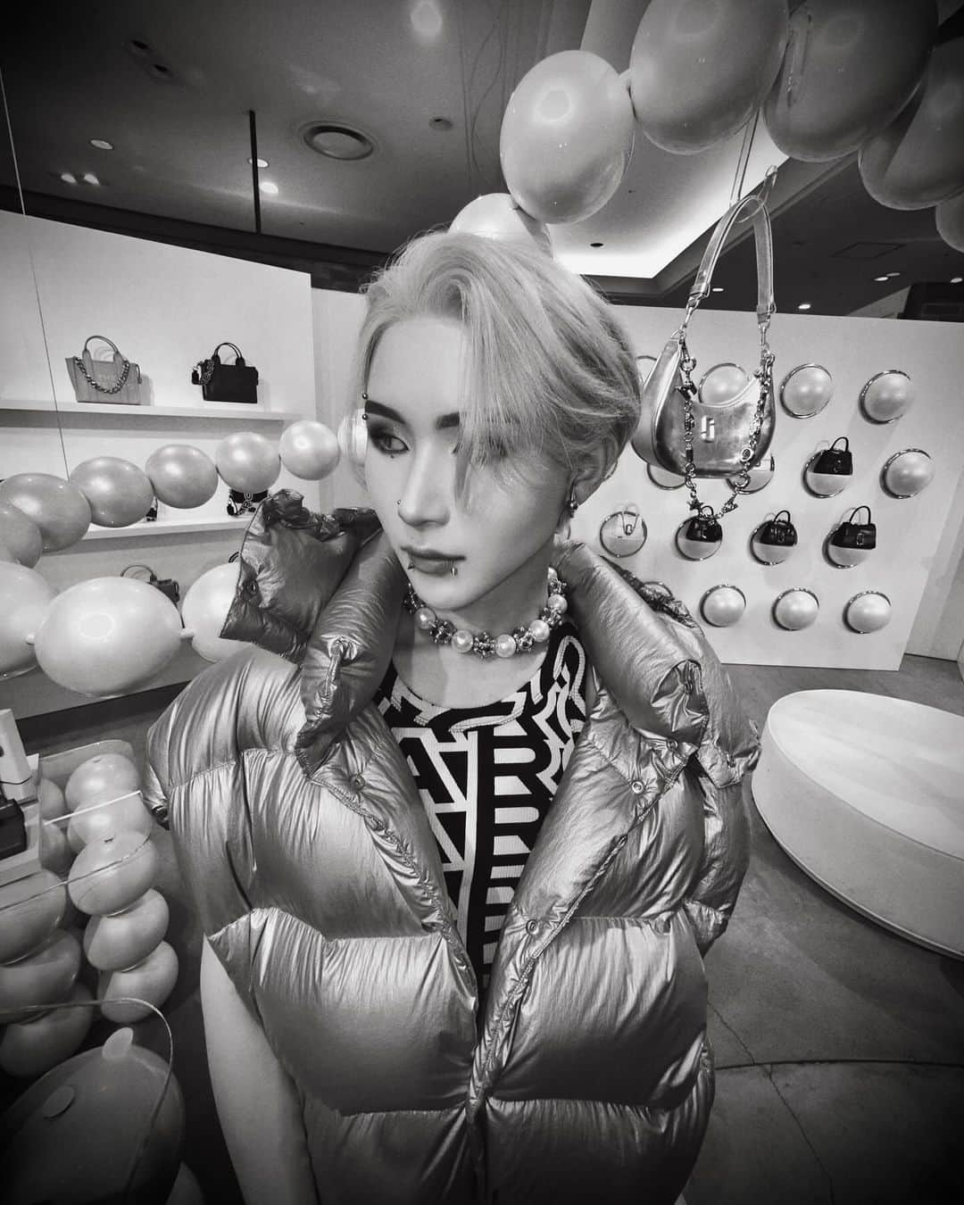 ギュテさんのインスタグラム写真 - (ギュテInstagram)「MARC JACOBS HOLIDAY COLLECTION POP UP "CIRCUS"  2023ホリデーコレクションのテーマである「パール」を主役にメタリックなテイストを組み合わせたバックやシューズ、アクセサリーがずらりと勢揃い🫧  店内も大きなパールがあったり可愛かったよ🤍🤍 大振りなネックレスがお気に入り🪩  衣装に合わせてpunkなメイクLOOKにしてみたよ！どうかな？？😘  また国内外の4人のアーティストとのコラボレーションバックも限定展開。  11月1日〜11月28日まで大阪・阪急うめだ本店3階にて開催中。  @marcjacobs  @marcjacobsjapan  #marcjacobs #marcjacobsholidaycollection #pr」11月4日 16時45分 - kimgyutae_official