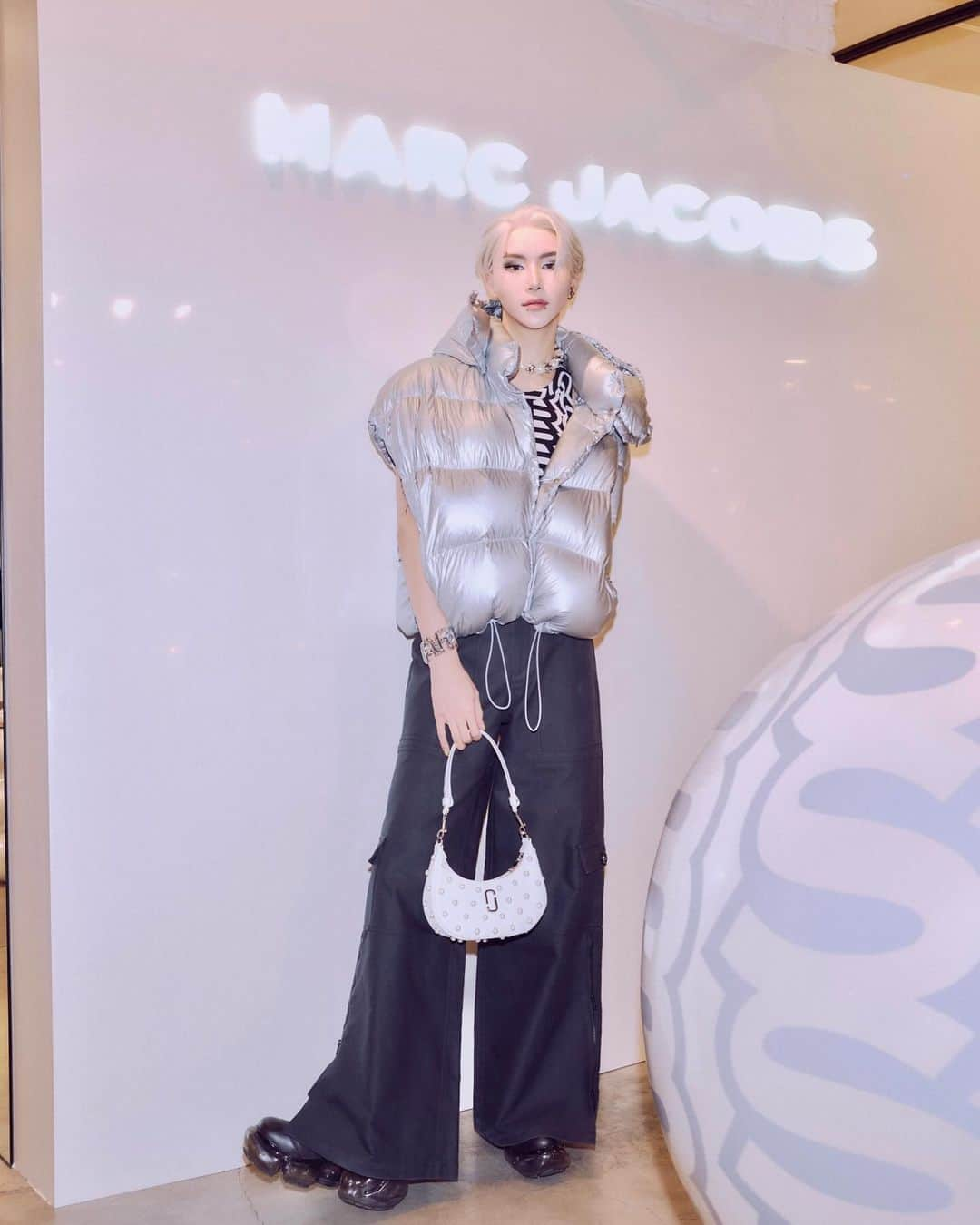 ギュテさんのインスタグラム写真 - (ギュテInstagram)「MARC JACOBS HOLIDAY COLLECTION POP UP "CIRCUS"  2023ホリデーコレクションのテーマである「パール」を主役にメタリックなテイストを組み合わせたバックやシューズ、アクセサリーがずらりと勢揃い🫧  店内も大きなパールがあったり可愛かったよ🤍🤍 大振りなネックレスがお気に入り🪩  衣装に合わせてpunkなメイクLOOKにしてみたよ！どうかな？？😘  また国内外の4人のアーティストとのコラボレーションバックも限定展開。  11月1日〜11月28日まで大阪・阪急うめだ本店3階にて開催中。  @marcjacobs  @marcjacobsjapan  #marcjacobs #marcjacobsholidaycollection #pr」11月4日 16時45分 - kimgyutae_official