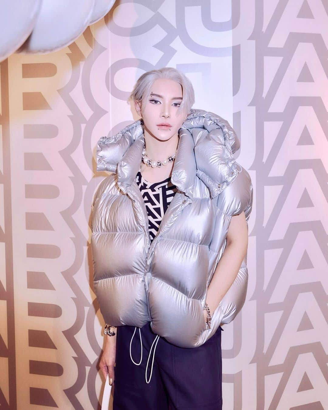 ギュテさんのインスタグラム写真 - (ギュテInstagram)「MARC JACOBS HOLIDAY COLLECTION POP UP "CIRCUS"  2023ホリデーコレクションのテーマである「パール」を主役にメタリックなテイストを組み合わせたバックやシューズ、アクセサリーがずらりと勢揃い🫧  店内も大きなパールがあったり可愛かったよ🤍🤍 大振りなネックレスがお気に入り🪩  衣装に合わせてpunkなメイクLOOKにしてみたよ！どうかな？？😘  また国内外の4人のアーティストとのコラボレーションバックも限定展開。  11月1日〜11月28日まで大阪・阪急うめだ本店3階にて開催中。  @marcjacobs  @marcjacobsjapan  #marcjacobs #marcjacobsholidaycollection #pr」11月4日 16時45分 - kimgyutae_official