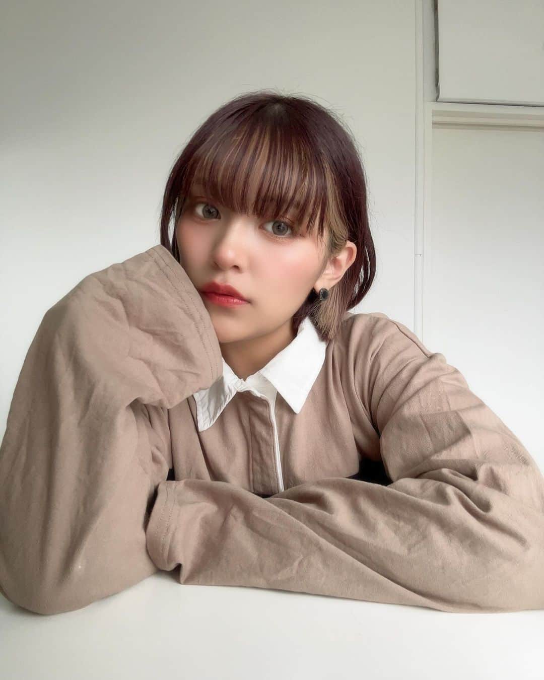 大滝友梨亜のインスタグラム：「あんまり笑わない写真多めだけど 内心めっちゃ笑ってます🙃   #私服」