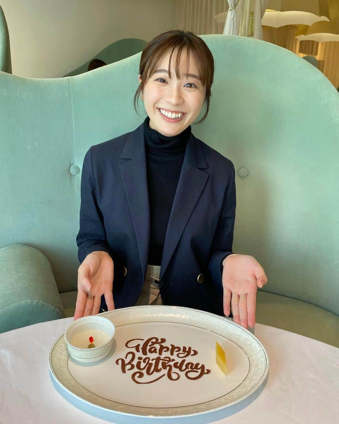 小松﨑花菜のインスタグラム：「・ 先日、友人がお祝いしてくれました🎂  遅れてごめん〜😭と言ってくれましたが、 気持ちが何より嬉しかったです🌸ありがとう！  #reikasai #北京ダック 食べました #メーテレ #アナウンサー #小松﨑花菜」