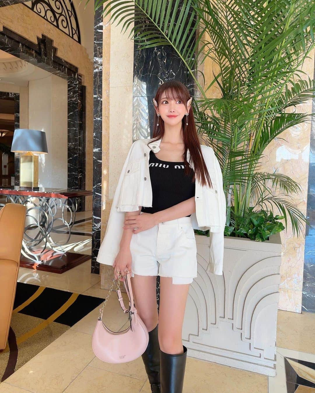 MAYUさんのインスタグラム写真 - (MAYUInstagram)「. @miumiu コーデ🤍🖤 ぷっくりおおきいヘアクリップは気に入って２つ買ったから、左右両側に着けてみた💖🪽 TWICEのももりんもしてたから真似っこしたのだ🥹 . それにしても11月とは思えない気温だね〜🌞🌿 . みんな3連休は何してるの？☺️ . . #ootd#fashion#fashionstyle#miumiu#setup#denim#denimjacket#valentino#redvalentino#longboots#boots#ミュウミュウ#ヘアクリップ#セットアップ#バレンティノ#ロングブーツ」11月4日 16時54分 - mayu.kina_golf