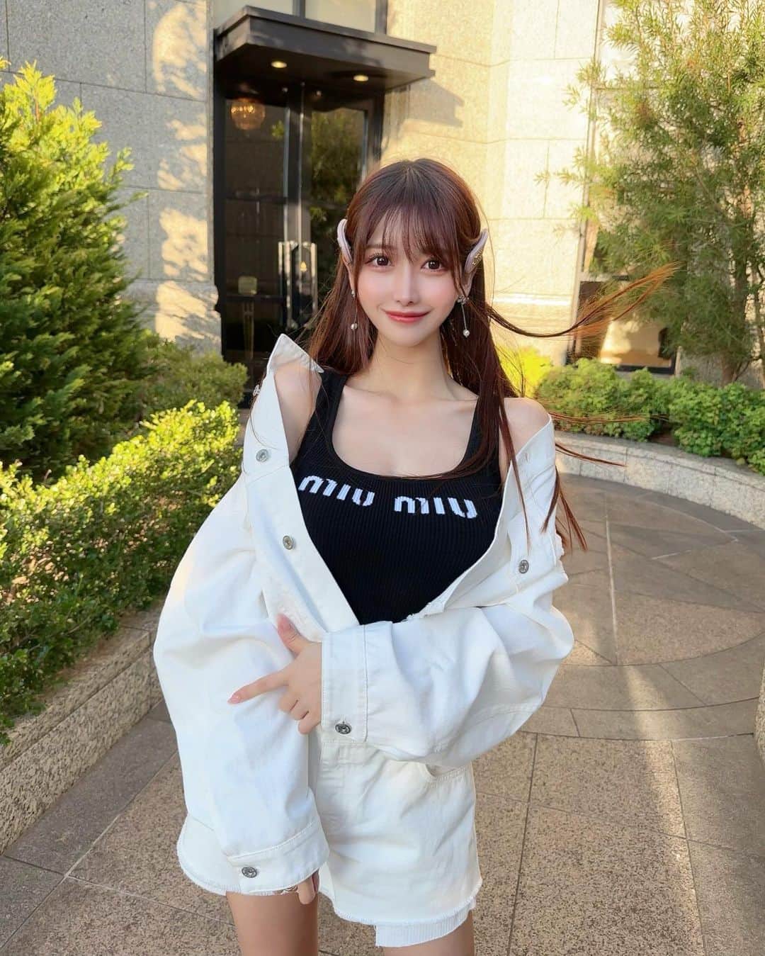 のインスタグラム：「. @miumiu コーデ🤍🖤 ぷっくりおおきいヘアクリップは気に入って２つ買ったから、左右両側に着けてみた💖🪽 TWICEのももりんもしてたから真似っこしたのだ🥹 . それにしても11月とは思えない気温だね〜🌞🌿 . みんな3連休は何してるの？☺️ . . #ootd#fashion#fashionstyle#miumiu#setup#denim#denimjacket#valentino#redvalentino#longboots#boots#ミュウミュウ#ヘアクリップ#セットアップ#バレンティノ#ロングブーツ」