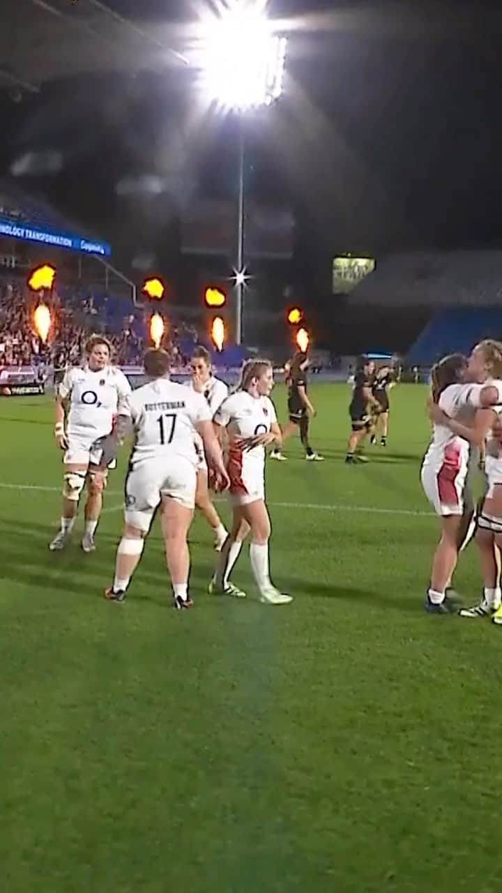 ワールドラグビーのインスタグラム：「The winning moment 🌹❤️  #ENGvNZL #WXV #WXV1 #WomensRugby」