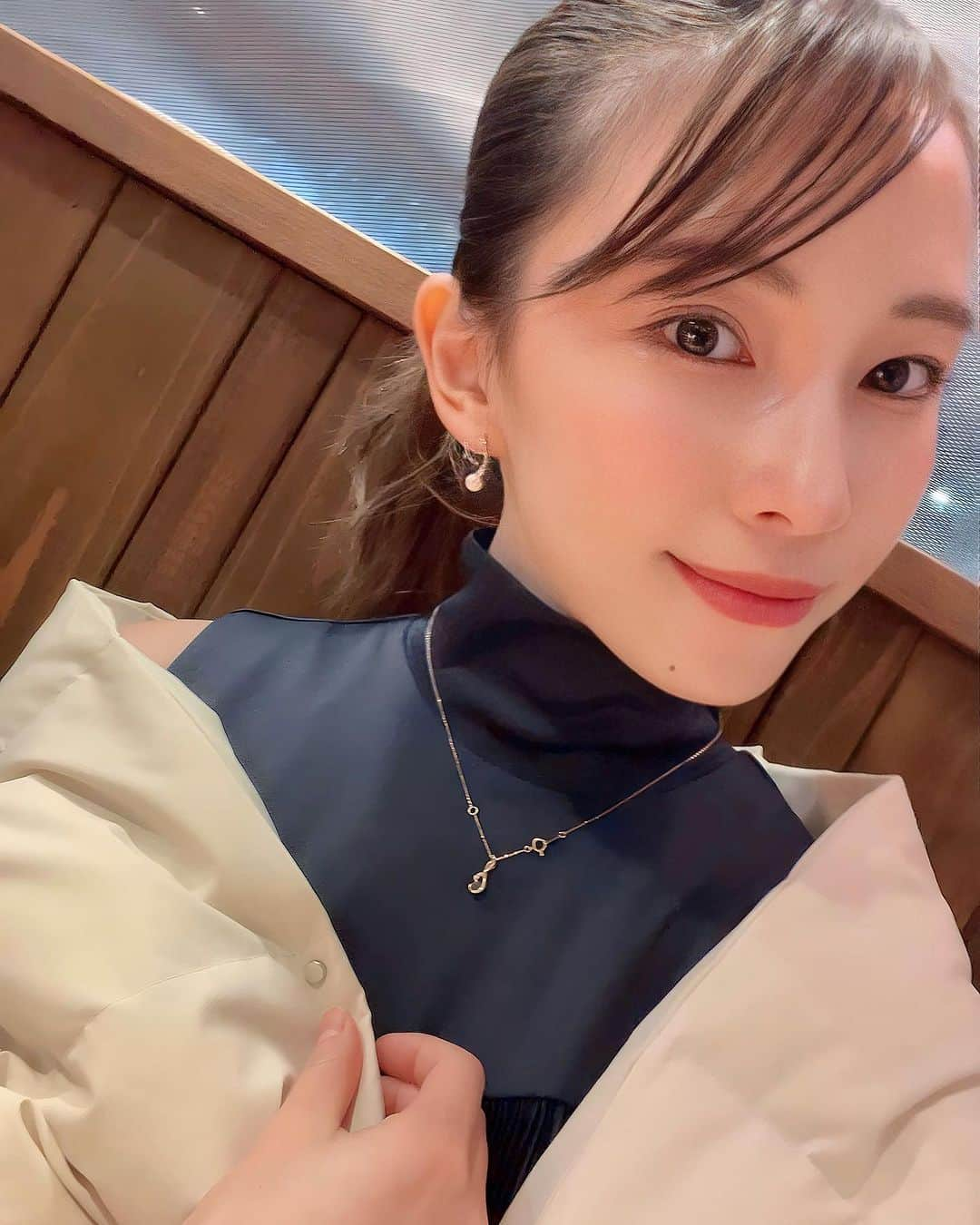 藤原望未のインスタグラム：「珍しくポニーテールの日✨  とあるレセプションに行かせていただいた時の📸！ たまにはありか？   #ポニーテール  #ミディアムヘアアレンジ  #ミディアムヘア  #ミディアム  #ミディアムボブ  #ヘアアレンジ  #ヘアスタイル  #ヘアアレンジ簡単  #ワンピースコーデ  #ワンピース  #秋コーデ  #冬コーデ  #157cmコーデ  #のんすたいる」