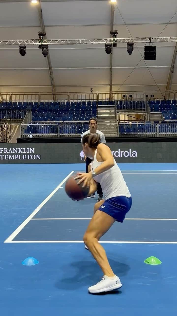 キャロライン・ガルシアのインスタグラム：「Premier entraînement à Séville, mise en route pour @carogarcia 👊  #BJKCupFinals」