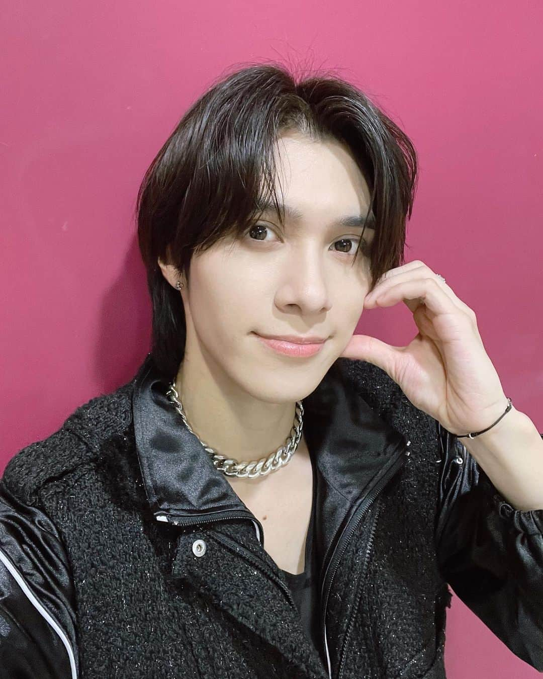 Way Vさんのインスタグラム写真 - (Way VInstagram)「🦄🫶  #음악중심 #HENDERY #黄冠亨 #헨드리 #WayV #威神V #OnMyYouth #遗憾效应 #WayV_OnMyYouth  #WayV_OnMyYouth_遗憾效应」11月4日 16時59分 - wayvofficial