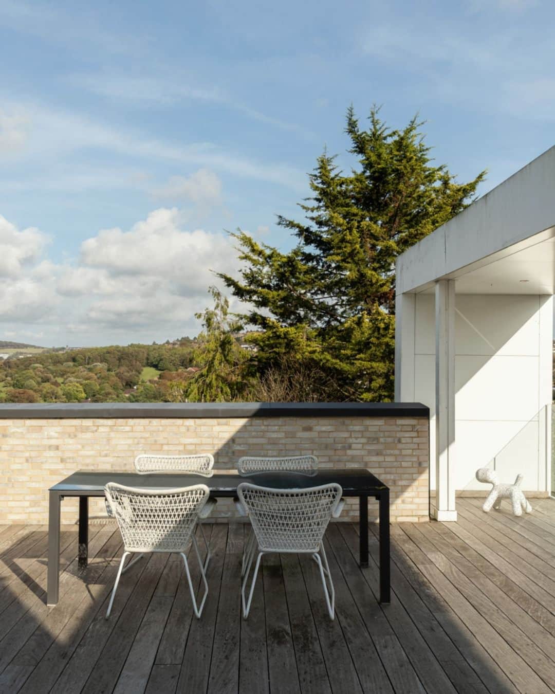 The Modern Houseさんのインスタグラム写真 - (The Modern HouseInstagram)「#forsale Point of View: an award-winning hillside home in Brighton designed by celebrated architect John Pardey.  Follow the link in bio for the sales listing.  Withdean Road, Brighton, East Sussex」11月4日 17時00分 - themodernhouse