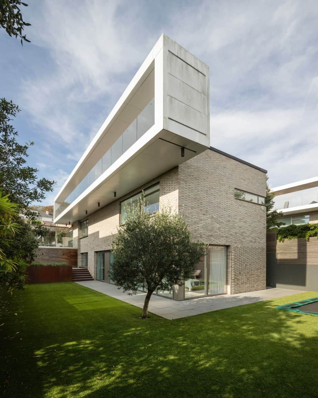The Modern Houseのインスタグラム：「#forsale Point of View: an award-winning hillside home in Brighton designed by celebrated architect John Pardey.  Follow the link in bio for the sales listing.  Withdean Road, Brighton, East Sussex」