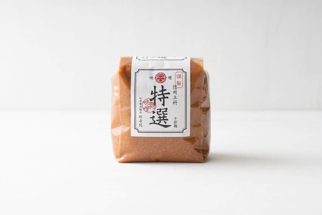 ヒラハルさんのインスタグラム写真 - (ヒラハルInstagram)「わざわざには素材の味を引き立てて、料理をさらにおいしくしてくれる定番の調味料が揃っています。長年取り扱いを続けてきたものも多いですし、家庭の味としてすっかり馴染み手放せなくなったのでとリピート購入されている方も大勢いらっしゃいます。  どの調味料もぜひ一度試していただきたいのですが、迷ったら上位にランクインしたものを選んでみてください。人気を集めている理由を実感していただけるはずです。  ・  🥇第1位 イマイ醤油 きなり  1893(明治26)年創業、長野県立科町にある老舗の醸造元「酢屋茂(すやも)」が作るお醤油です。原材料は「大豆・小麦・塩」だけ。時間をかけて発酵・熟成することで、醤油本来の香りや風味が醸し出されています。  ・  🥈第2位　信州立科味噌  第1位のお醤油と同じく酢屋茂が作っています。「国産大豆･米･食塩」だけを材料に、日本古来の伝統製法で仕込んでいるお味噌です。山吹色がきれいな中甘口味噌で、バランスのとれたすっきりまろやかな味わいです。お味噌汁はもちろん、和え物や味噌煮などにも。  ・  🥉第3位　またいちの塩（炊塩）  福岡県糸島市で伝統製法による塩づくりをしている新三郎商店の塩です。海水を汲み上げてから平釜で炊いて結晶化させ塩になるまで、すべて手作業で作っています。結晶が柔らかく溶けやすいので色々な料理にお使いいただけます。白身魚のお刺身にまたいちの塩とオイルを合わせると絶品ですのでお試しあれ。  ・  🎖️第4位　種子島産粗精糖  鹿児島県種子島のさとうきびから生産されています。白砂糖に比べミネラルなどの天然成分が豊富に含まれていて、素朴でやわらかな特有の風味があります。わざわざのパンとお菓子にもこの粗精糖を使っています！  ・  🎖️第5位　トリイソース  トリイソースは静岡県浜松で1924年に創業した老舗のソース専門会社です。創業当時から使い続けている木樽で熟成させたソースは、ソースが野菜から作られていることを実感させてくれるような深みのある味わいです。  ・  いつものお料理をより一層おいしく仕上げるお手伝いができたら何よりです。お気に入りの味との出会いがありますように。  ※ランキング集計期間：2023年4月～9月、オンラインストア販売数  ・・・・・・・・・・・・・・・  @wazawazapan ☝️お買い物はプロフィールリンクより 『わざわざオンラインストア https://waza2.com/』をタップ  #パンと日用品の店わざわざ #わざわざ #wazawaza #調味料 #調味料好き #調味料マニア」11月4日 17時02分 - wazawazapan