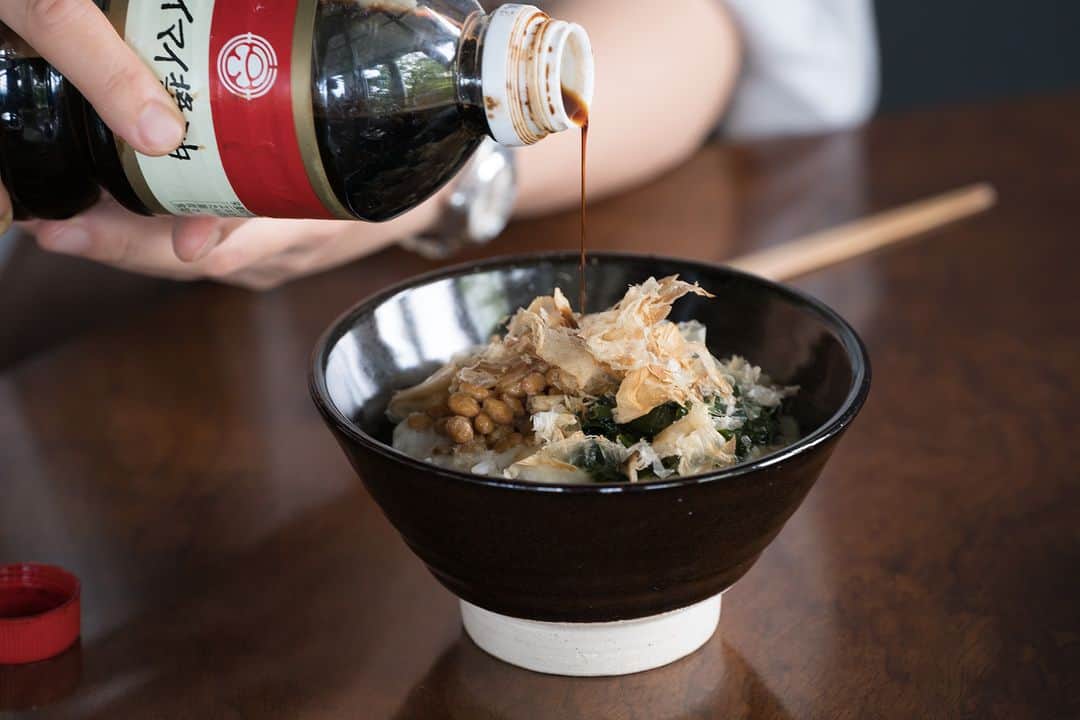 ヒラハルさんのインスタグラム写真 - (ヒラハルInstagram)「わざわざには素材の味を引き立てて、料理をさらにおいしくしてくれる定番の調味料が揃っています。長年取り扱いを続けてきたものも多いですし、家庭の味としてすっかり馴染み手放せなくなったのでとリピート購入されている方も大勢いらっしゃいます。  どの調味料もぜひ一度試していただきたいのですが、迷ったら上位にランクインしたものを選んでみてください。人気を集めている理由を実感していただけるはずです。  ・  🥇第1位 イマイ醤油 きなり  1893(明治26)年創業、長野県立科町にある老舗の醸造元「酢屋茂(すやも)」が作るお醤油です。原材料は「大豆・小麦・塩」だけ。時間をかけて発酵・熟成することで、醤油本来の香りや風味が醸し出されています。  ・  🥈第2位　信州立科味噌  第1位のお醤油と同じく酢屋茂が作っています。「国産大豆･米･食塩」だけを材料に、日本古来の伝統製法で仕込んでいるお味噌です。山吹色がきれいな中甘口味噌で、バランスのとれたすっきりまろやかな味わいです。お味噌汁はもちろん、和え物や味噌煮などにも。  ・  🥉第3位　またいちの塩（炊塩）  福岡県糸島市で伝統製法による塩づくりをしている新三郎商店の塩です。海水を汲み上げてから平釜で炊いて結晶化させ塩になるまで、すべて手作業で作っています。結晶が柔らかく溶けやすいので色々な料理にお使いいただけます。白身魚のお刺身にまたいちの塩とオイルを合わせると絶品ですのでお試しあれ。  ・  🎖️第4位　種子島産粗精糖  鹿児島県種子島のさとうきびから生産されています。白砂糖に比べミネラルなどの天然成分が豊富に含まれていて、素朴でやわらかな特有の風味があります。わざわざのパンとお菓子にもこの粗精糖を使っています！  ・  🎖️第5位　トリイソース  トリイソースは静岡県浜松で1924年に創業した老舗のソース専門会社です。創業当時から使い続けている木樽で熟成させたソースは、ソースが野菜から作られていることを実感させてくれるような深みのある味わいです。  ・  いつものお料理をより一層おいしく仕上げるお手伝いができたら何よりです。お気に入りの味との出会いがありますように。  ※ランキング集計期間：2023年4月～9月、オンラインストア販売数  ・・・・・・・・・・・・・・・  @wazawazapan ☝️お買い物はプロフィールリンクより 『わざわざオンラインストア https://waza2.com/』をタップ  #パンと日用品の店わざわざ #わざわざ #wazawaza #調味料 #調味料好き #調味料マニア」11月4日 17時02分 - wazawazapan