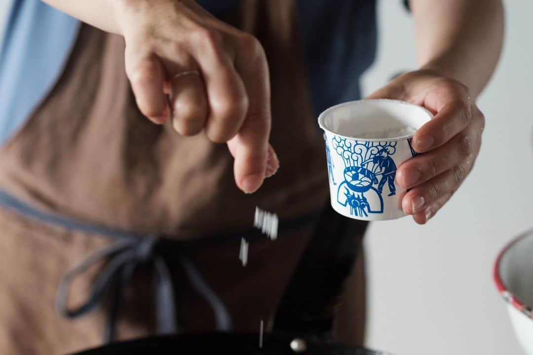 ヒラハルさんのインスタグラム写真 - (ヒラハルInstagram)「わざわざには素材の味を引き立てて、料理をさらにおいしくしてくれる定番の調味料が揃っています。長年取り扱いを続けてきたものも多いですし、家庭の味としてすっかり馴染み手放せなくなったのでとリピート購入されている方も大勢いらっしゃいます。  どの調味料もぜひ一度試していただきたいのですが、迷ったら上位にランクインしたものを選んでみてください。人気を集めている理由を実感していただけるはずです。  ・  🥇第1位 イマイ醤油 きなり  1893(明治26)年創業、長野県立科町にある老舗の醸造元「酢屋茂(すやも)」が作るお醤油です。原材料は「大豆・小麦・塩」だけ。時間をかけて発酵・熟成することで、醤油本来の香りや風味が醸し出されています。  ・  🥈第2位　信州立科味噌  第1位のお醤油と同じく酢屋茂が作っています。「国産大豆･米･食塩」だけを材料に、日本古来の伝統製法で仕込んでいるお味噌です。山吹色がきれいな中甘口味噌で、バランスのとれたすっきりまろやかな味わいです。お味噌汁はもちろん、和え物や味噌煮などにも。  ・  🥉第3位　またいちの塩（炊塩）  福岡県糸島市で伝統製法による塩づくりをしている新三郎商店の塩です。海水を汲み上げてから平釜で炊いて結晶化させ塩になるまで、すべて手作業で作っています。結晶が柔らかく溶けやすいので色々な料理にお使いいただけます。白身魚のお刺身にまたいちの塩とオイルを合わせると絶品ですのでお試しあれ。  ・  🎖️第4位　種子島産粗精糖  鹿児島県種子島のさとうきびから生産されています。白砂糖に比べミネラルなどの天然成分が豊富に含まれていて、素朴でやわらかな特有の風味があります。わざわざのパンとお菓子にもこの粗精糖を使っています！  ・  🎖️第5位　トリイソース  トリイソースは静岡県浜松で1924年に創業した老舗のソース専門会社です。創業当時から使い続けている木樽で熟成させたソースは、ソースが野菜から作られていることを実感させてくれるような深みのある味わいです。  ・  いつものお料理をより一層おいしく仕上げるお手伝いができたら何よりです。お気に入りの味との出会いがありますように。  ※ランキング集計期間：2023年4月～9月、オンラインストア販売数  ・・・・・・・・・・・・・・・  @wazawazapan ☝️お買い物はプロフィールリンクより 『わざわざオンラインストア https://waza2.com/』をタップ  #パンと日用品の店わざわざ #わざわざ #wazawaza #調味料 #調味料好き #調味料マニア」11月4日 17時02分 - wazawazapan
