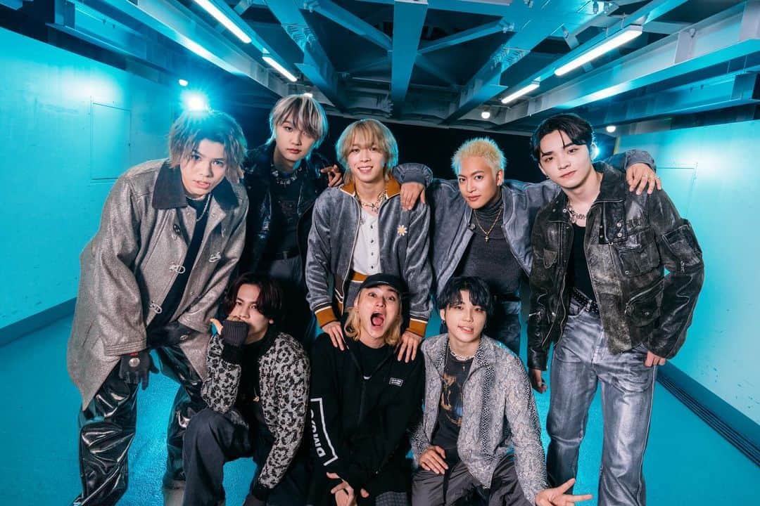 日高光啓のインスタグラム：「BE:FIRSTのドーム公演が発表されました。  2024 3/2, 3/3 TOKYO DOME 2024 4/20, 4/21 KYOCERA DOME 全4daysです。  エンターテイメントに対して誠実で、本質的でありたい自分にとって… そして、何の後ろ盾もない出来立てホヤホヤ、担保は熱量しか無い会社に賭けてくれた皆にとっても、  ただやるのではなく、本当に意味のあるドーム公演にするという事は絶対に必要な事でした。  2年前のちょうどこのくらい（LEO曰く11/6）、 皆に約束しました。 2024年にドームでのライブをやりましょう、と。  その為に新興零細企業であったBMSGは2年後までに東京ドームを借りられる信用のある会社になる事を彼等に約束し（なんとかなるもんだ…超感謝） 彼等にはそれまでに東京ドームで伝説を作れる存在になってもらう事をお願いしました。  …そこからここまでの2年間の裏側ドキュメントは中々刺激的且つ面白いのでもしよかったらB-Townの手記を読んでください。（宣伝） 本当にいろんな事があったなぁ。  彼等はその後ZEPPでのファンミーティングを周り、ホールツアー、アリーナでのライブ、様々な有名ロックフェスへの出演、D.U.N.K.やBMSG FESでのトリ、  とにかく全ての現場でトライ&エラーを繰り返し、成長とともに結束を強め、  めっちゃ険しい山道をまるで遊園地で遊ぶみたいに笑って歌いながら、  最速ですが、最濃であったこの2年間を走り抜け、  来年、確実にドームを飲み込む存在感を持ってしてこの2年間の"Masterplan"を結実させます。  絶対にやる、やれる、と思っていたし、信じて疑わなかったけれど、  いざここまでくると感慨が深いね。  光栄なる到達点にして、 偉大なる通過点、  彼等のこの足跡は、そして2024年のドーム公演は、確実に伝説になると思う。いや、皆でしよう！笑  あー、本当に出会ってくれてありがとう。  そして普段BE:FIRSTを応援してくださっているBESTYの皆様、この"確信"を"現実"にしてくださって本当にありがとうございます。  まだまだ社長としてもプロデューサーとしても、自分はアーティストとしてもやる事がたくさんありますから、人生頑張ります。皆がいると、めちゃ頑張れます笑。  愛してます！」
