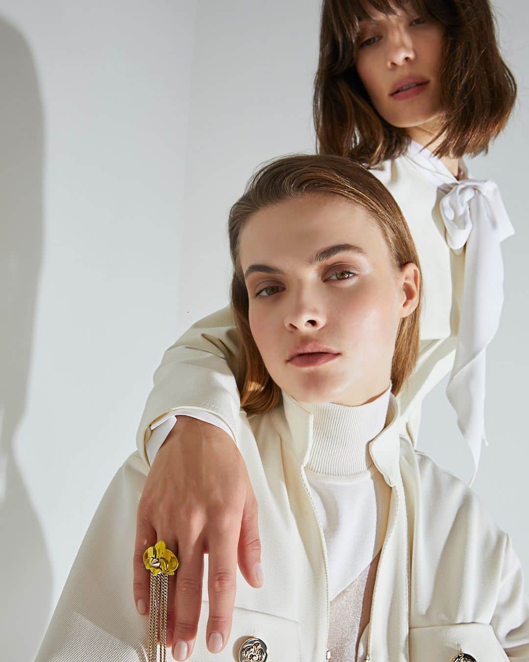 ジェニーのインスタグラム：「Unveil the intricate: where details define elegance.  Accessories that radiate orchid's allure.  Discover the Genny Fall/Winter 2023-2024 collection in boutiques and online.  #Genny #MadeinItaly #FW2324」