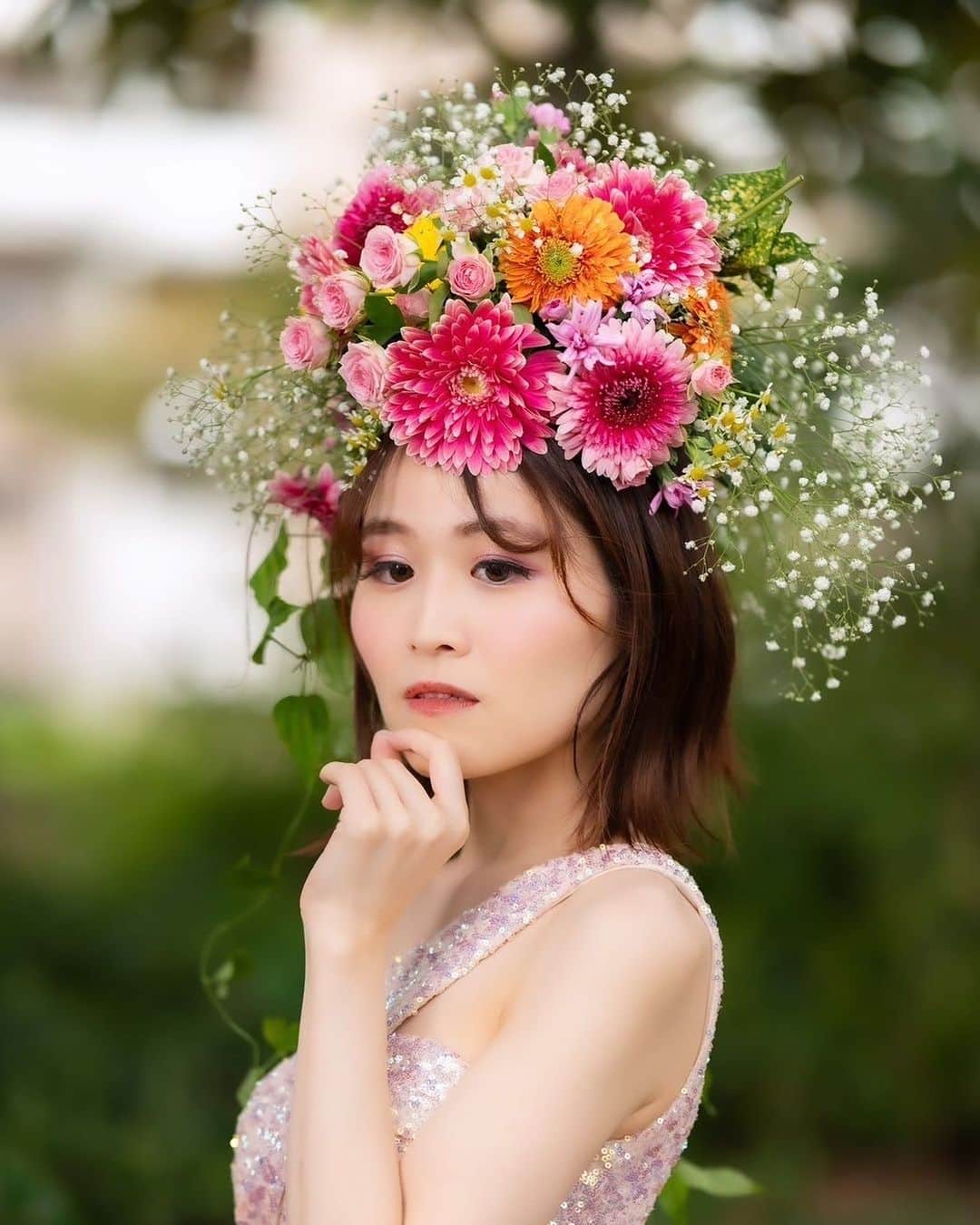 宮内 孝之 花飾人 花の妖精のインスタグラム：「【艶花 あではな】Smile 女性を美しく輝く心豊かな世界に 新しい日本文化スタイル  花で笑顔に変わる瞬間を  [Glossy Flower Adana] flowers make everyone beautiful I can't get it out with facial flowers The beauty of fresh flowers and the sense of the seasons once you experience I want to do it again  The moment when flowers turn into smiles A new style of Japanese culture  #TakayukiMiyauchi  #宮内孝幸 #宮内孝之 #フラワーアーティスト  #日本文化　 #ヘアーフラワー　 #髪飾り　 #生花　 #華道家　 #艶花　 #いけばな  #Japan  #フラワーライブショー　 #SDGS  #花の力   ▼公式サイト  www.takayukimiyauchi.com  #THEGOODFLOWERJAPAN #花空間装飾 #flower  #flowers  お花→ガーベラ・かすみ草・スプレー薔薇・利休草・その他」