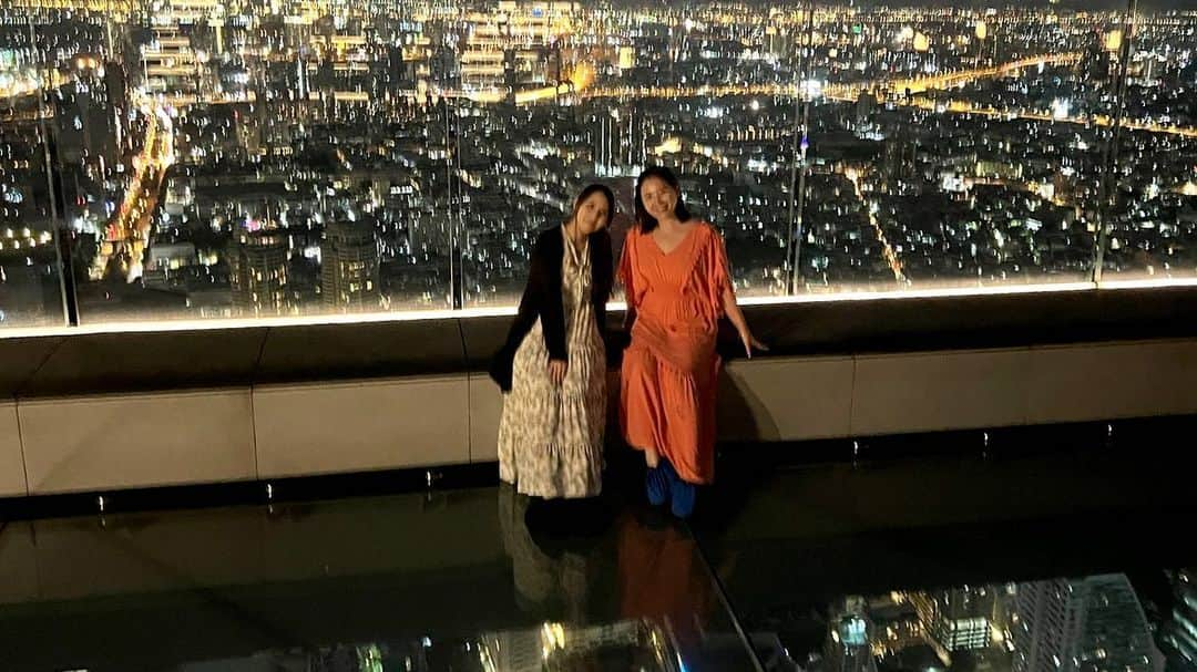 江頭ひなたさんのインスタグラム写真 - (江頭ひなたInstagram)「Mahanakhon Skywalk タイで1番高いルーフトップバー。地上314m、78階に位置するビュースポット😊 世界最大級のガラス床は、立っても座ってもOK. 怖くて騒いでる人がいる中、私は余裕で寝そべりました👍 DJの音楽を聴きながら夜景を眺めてお酒も飲めて、大人な時間が過ごせます😊  #mahanakhon #mahanakhonskywalk #thai #thailand #thailandtravel #travel #trip #タイ旅行 #海外旅行 #タイ #バンコク #マハナコーン #bangkok #กรุงเทพฯ」11月4日 19時04分 - hinataeto