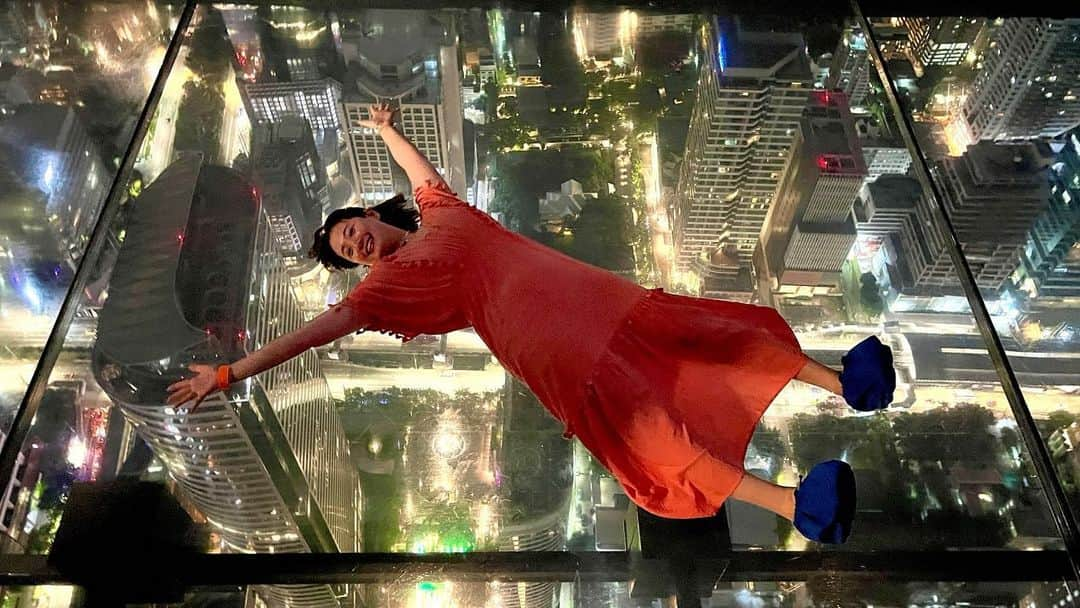 江頭ひなたさんのインスタグラム写真 - (江頭ひなたInstagram)「Mahanakhon Skywalk タイで1番高いルーフトップバー。地上314m、78階に位置するビュースポット😊 世界最大級のガラス床は、立っても座ってもOK. 怖くて騒いでる人がいる中、私は余裕で寝そべりました👍 DJの音楽を聴きながら夜景を眺めてお酒も飲めて、大人な時間が過ごせます😊  #mahanakhon #mahanakhonskywalk #thai #thailand #thailandtravel #travel #trip #タイ旅行 #海外旅行 #タイ #バンコク #マハナコーン #bangkok #กรุงเทพฯ」11月4日 19時04分 - hinataeto