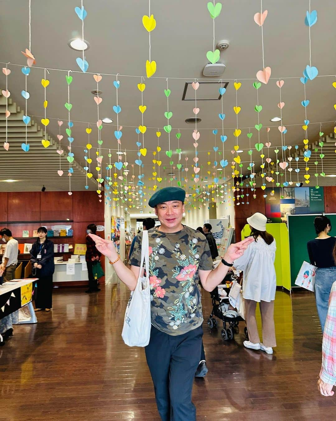 美川憲二さんのインスタグラム写真 - (美川憲二Instagram)「今日は、立教大学新座キャンパス学園祭‼️🏫🍁🍁🍁🍁🍁🍄🍄🍄🍄に  仲良し　まりもっこりと出没よ〜😃😄✌️✌️  キャンパスで　ハッピを着た　フレッシュヤングボーイとぱちりんこして😄✌️  学食で　本格的インドカレー🍛を食べりんこしたり😋🍴  和太鼓演奏を観たり、　  立教といえば　野球部ですが　残念ながら　グランドで　練習してませんでしが😂😅⚾️⚾️💦💦  立教大学野球部グランドでぱちりんこしたりして😃⚾️✌️✌️  今日も　26度で　夏みたいに暑かったですが☀️🌈🌈💧💧💧  楽しい　学園祭巡りで😃😄🏫🍁🍁🍁 でおまんちた🥰💕💕💕💕💕💕  立教大学‼️  立教大学‼️  それそれ〜😃😄🍄🍄⤴️⤴️ #立教大学新座キャンパス学園祭 #学園祭2023 #4年振りのオープン学園祭 #アフターコロナ #超楽しい #ルンルン気分 #それそれー #美川憲一 #美川憲二 #ヒデコフランセスカ #まりもちゃん #オネェ系 #ものまね」11月4日 17時06分 - mikawakenji