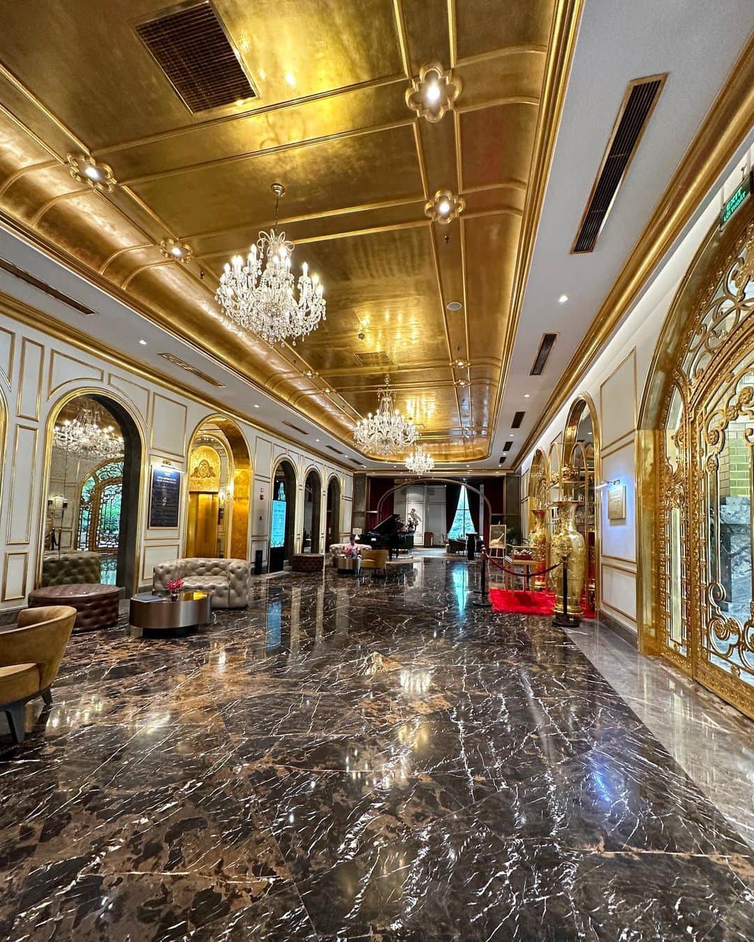 YuhKawasakiさんのインスタグラム写真 - (YuhKawasakiInstagram)「📍Dolce Hanoi Golden Lake Hotel  6年ぶりのハノイ🇻🇳 ゴールドだらけのキンキラキンなホテルでホカンス💰 ： ： ： ： ： #dolcehanoigoldenlake #hanoihotel#vietnamhotel #goldinfinitypool #doice#ベトナムホテル#ハノイホテル#インフィニティプール#ゴールドインフィニティプール#ドルス#ハノイ旅行#海外ホカンス#トランカー#ホカンス#ハノイ観光 #ベトナム観光#ベトナム旅行 #海外ホテル#海外ガール #キンキラキン#泡風呂#東南アジア旅行 #asean加盟国制覇 #東南アジア一人旅 #海外一人旅☆#泡風呂 #猫足バスタブ #ハノイ情報 #ベトナム情報#ゴールドが好き」11月4日 17時09分 - yuhkawasaki