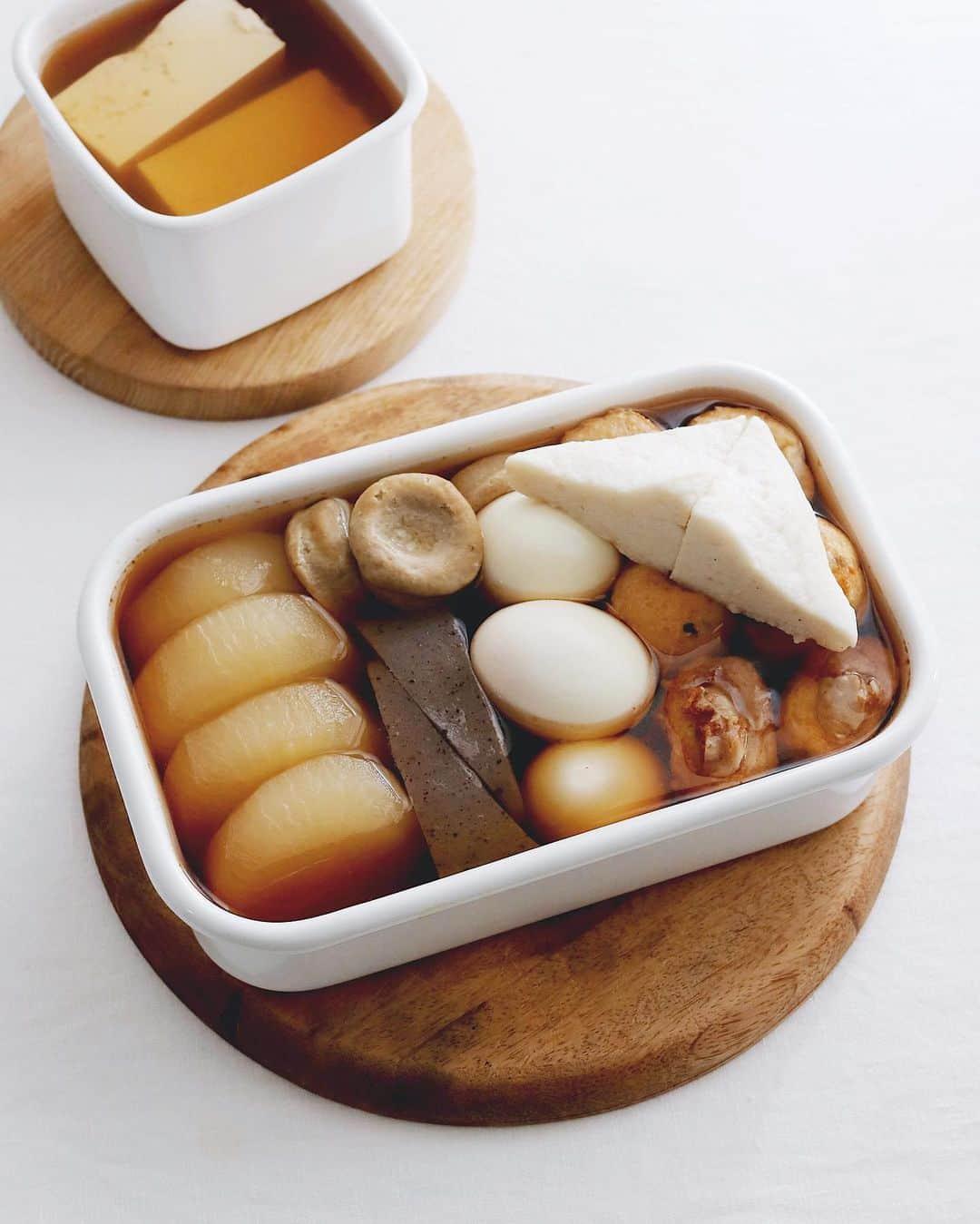 樋口正樹さんのインスタグラム写真 - (樋口正樹Instagram)「oden 🍢 🍶  今夜のおでん、新しい試みで 野田琺瑯「ぬか漬け小町」を 鍋の代わりに使ってみました😊  @nodahoro  キレイにおでん種を整理でき、 冷まして冷蔵庫で保存もでき、 かなり良いので今後のために 木製フタを自作しようと思う🤔  大根や玉子の下ごしらえにも 野田琺瑯の小鍋や容器は便利👍  おでん種の内容は以下の８種、 #大根 #こんにゃく #つみれ #玉子 #がんも #はんぺん #しゅうまい巻き #ごぼう巻き  練り物は近所の柳屋蒲鉾店で🍢  ちなみに奥の別容器はお豆腐。 これは後日のとうめし用です😙  . #おでん #今夜はおでん #野田琺瑯 #ぬか漬け小町 #nodahoro #pr #oden #🍢」11月4日 17時13分 - higuccini