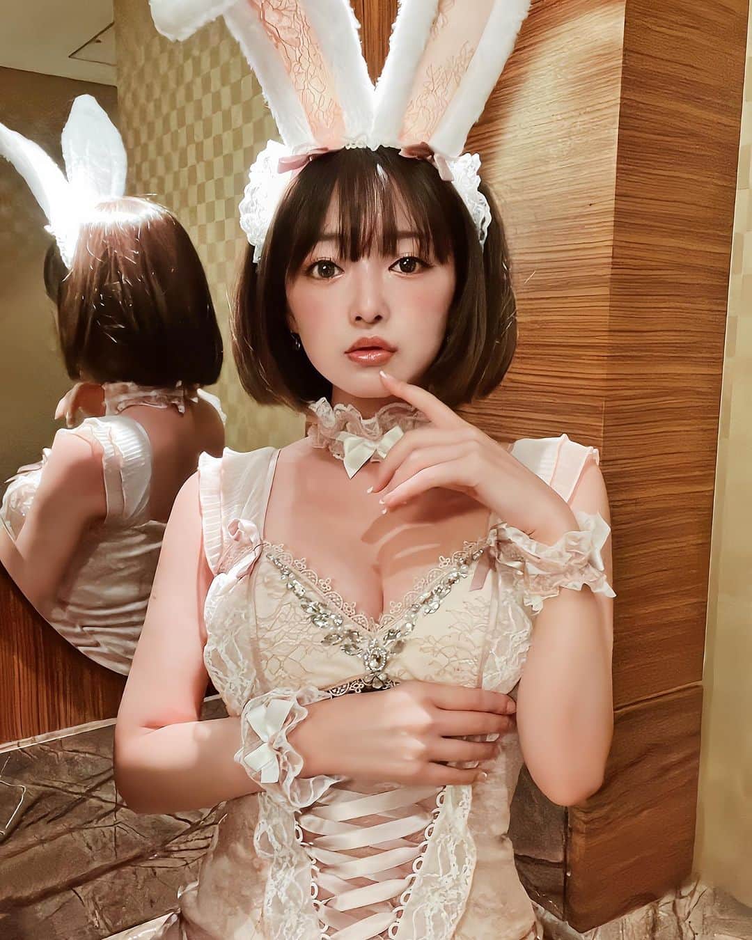 村崎英絵のインスタグラム：「🎃Happy Halloween👿 1年に一度のハロウィン楽しめたかなー？ 今年は初めてふわふわ可愛い系を着てみた！ うさぎ人間🐰🩷 しっかり、ぶりっ子ポーズもしてみたよ🩷  ふわふわ可愛い系の仮装は可愛くてテンション上がるけど 着てみると結構かなりかなり恥ずかしかった、、、 フリルたくさんでリボン12個ついてて可愛い🎀 写真だと見えないけど、まるいしっぽも着いてて可愛かった🫠💕 来年はキャラクターの仮装にしようかな♡♡  ミイちゃんと大人ハロウィンもしたよー！ ホテルのご飯もハロウィンぽくて可愛かった🎃 デザート盛りつけ担当してみた🩷 その他はミイちゃんが可愛く盛り付けてくれた☺︎!  #ハロウィン #ハロウィンコスプレ #halloween #バニーガール #halloweenmakeup #halloweencostume #プリクラ #ハロウィン仮装」