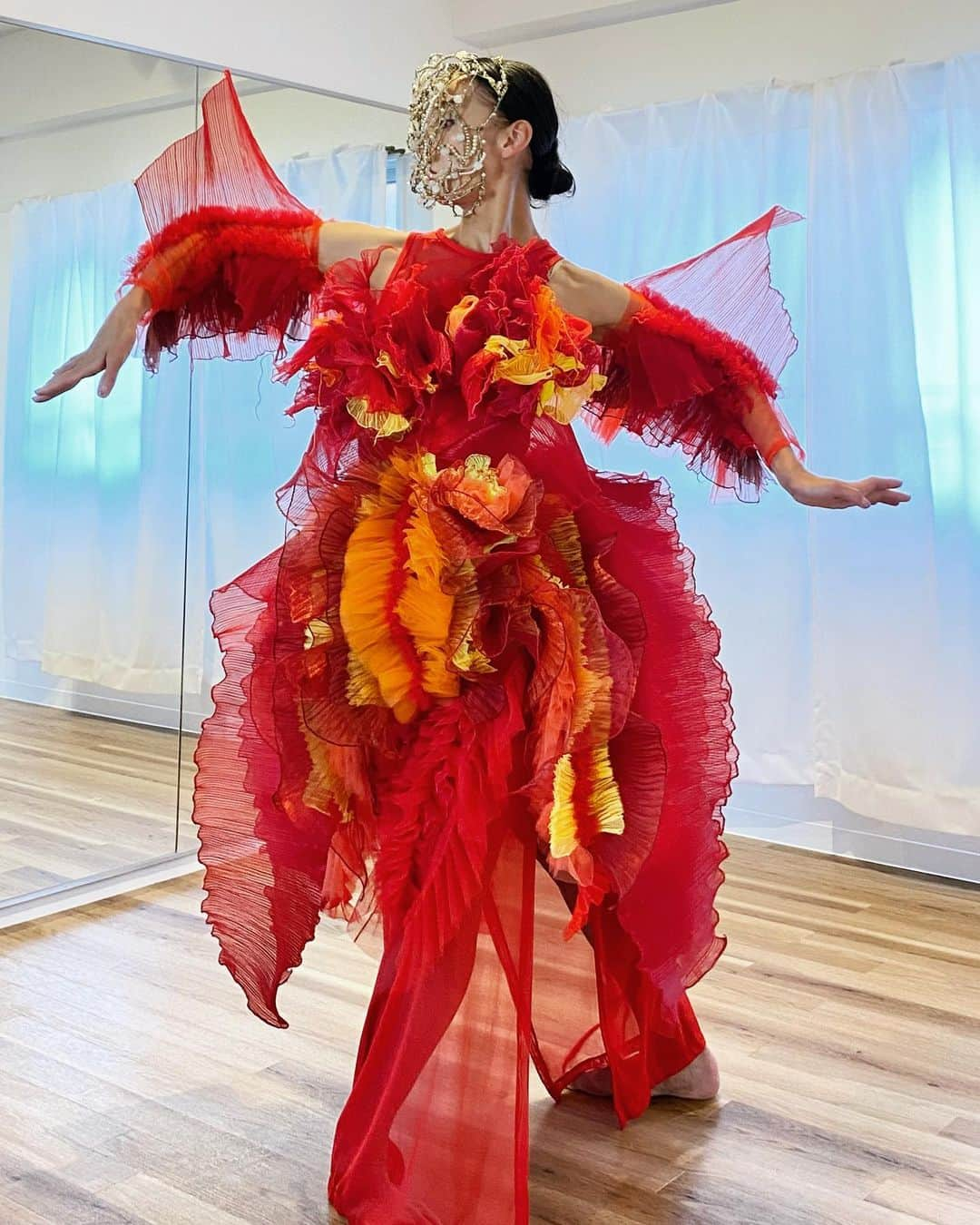 ARAKI SHIROさんのインスタグラム写真 - (ARAKI SHIROInstagram)「-red costume for dancer's practice- Dancers in red costumes would practice in small studio. It looks like a red mantis dancing gracefully🦞🦗💃  #ARAKISHIRO  #emergingdesigner  #upnextdesigner  #fashionforbankrobbers  #thevanillaissue  #sculpturalfashion  #dazedanddiscovered  #alwaysupportalent」11月4日 17時22分 - arakishiro