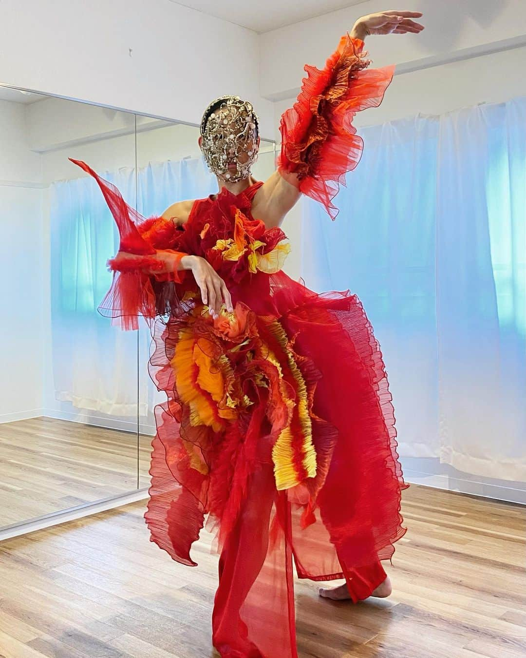 ARAKI SHIROさんのインスタグラム写真 - (ARAKI SHIROInstagram)「-red costume for dancer's practice- Dancers in red costumes would practice in small studio. It looks like a red mantis dancing gracefully🦞🦗💃  #ARAKISHIRO  #emergingdesigner  #upnextdesigner  #fashionforbankrobbers  #thevanillaissue  #sculpturalfashion  #dazedanddiscovered  #alwaysupportalent」11月4日 17時22分 - arakishiro