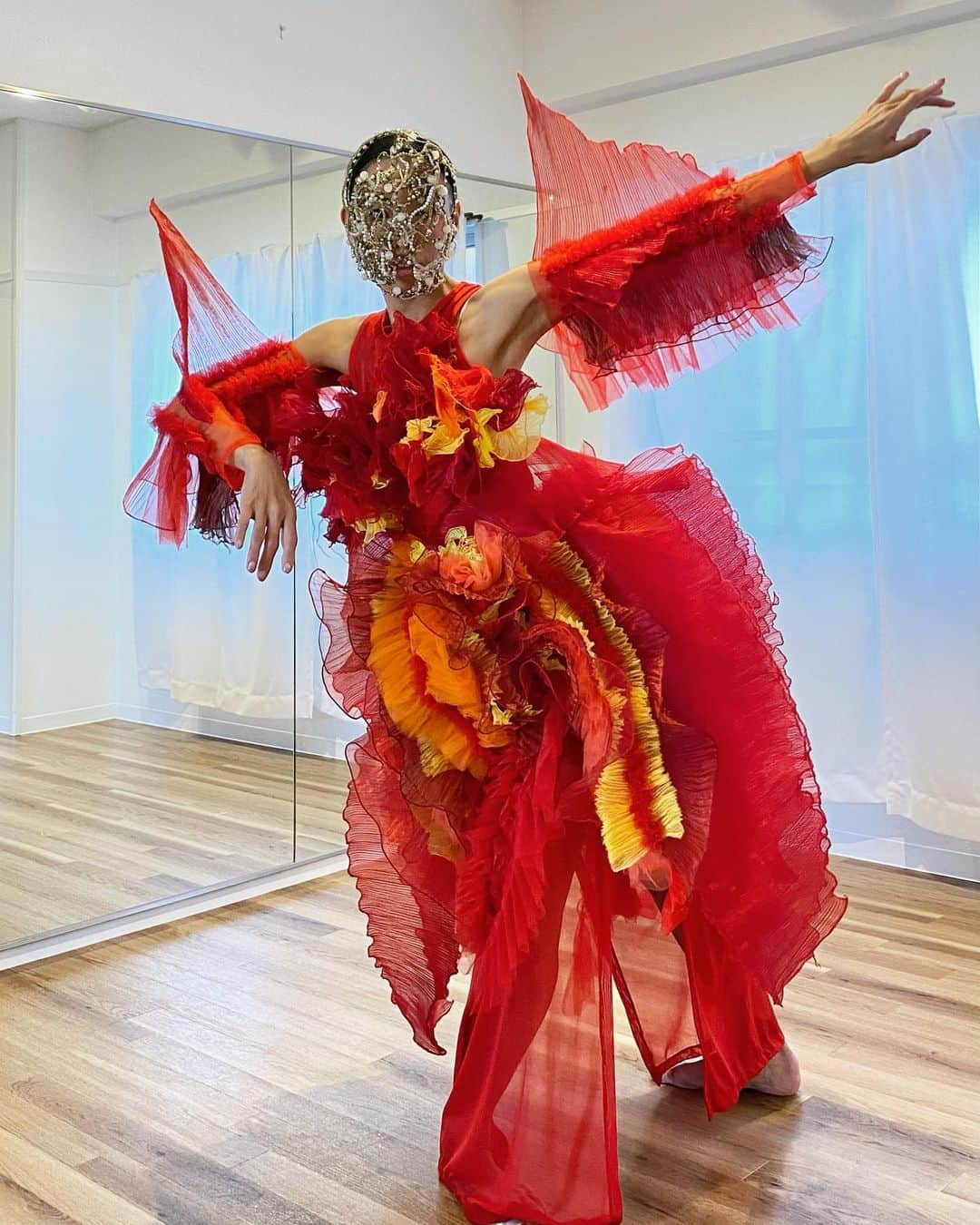 ARAKI SHIROさんのインスタグラム写真 - (ARAKI SHIROInstagram)「-red costume for dancer's practice- Dancers in red costumes would practice in small studio. It looks like a red mantis dancing gracefully🦞🦗💃  #ARAKISHIRO  #emergingdesigner  #upnextdesigner  #fashionforbankrobbers  #thevanillaissue  #sculpturalfashion  #dazedanddiscovered  #alwaysupportalent」11月4日 17時22分 - arakishiro