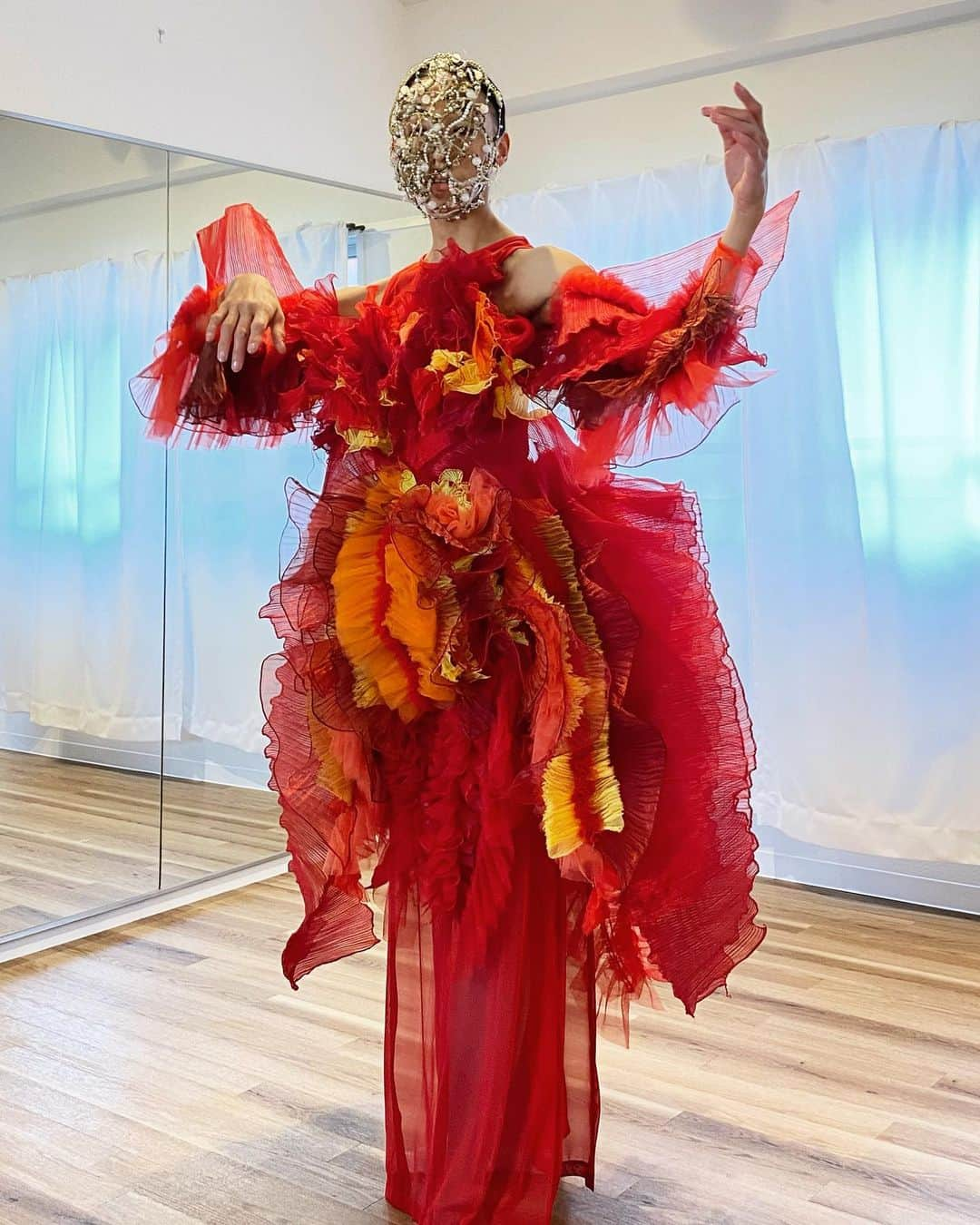 ARAKI SHIROさんのインスタグラム写真 - (ARAKI SHIROInstagram)「-red costume for dancer's practice- Dancers in red costumes would practice in small studio. It looks like a red mantis dancing gracefully🦞🦗💃  #ARAKISHIRO  #emergingdesigner  #upnextdesigner  #fashionforbankrobbers  #thevanillaissue  #sculpturalfashion  #dazedanddiscovered  #alwaysupportalent」11月4日 17時22分 - arakishiro