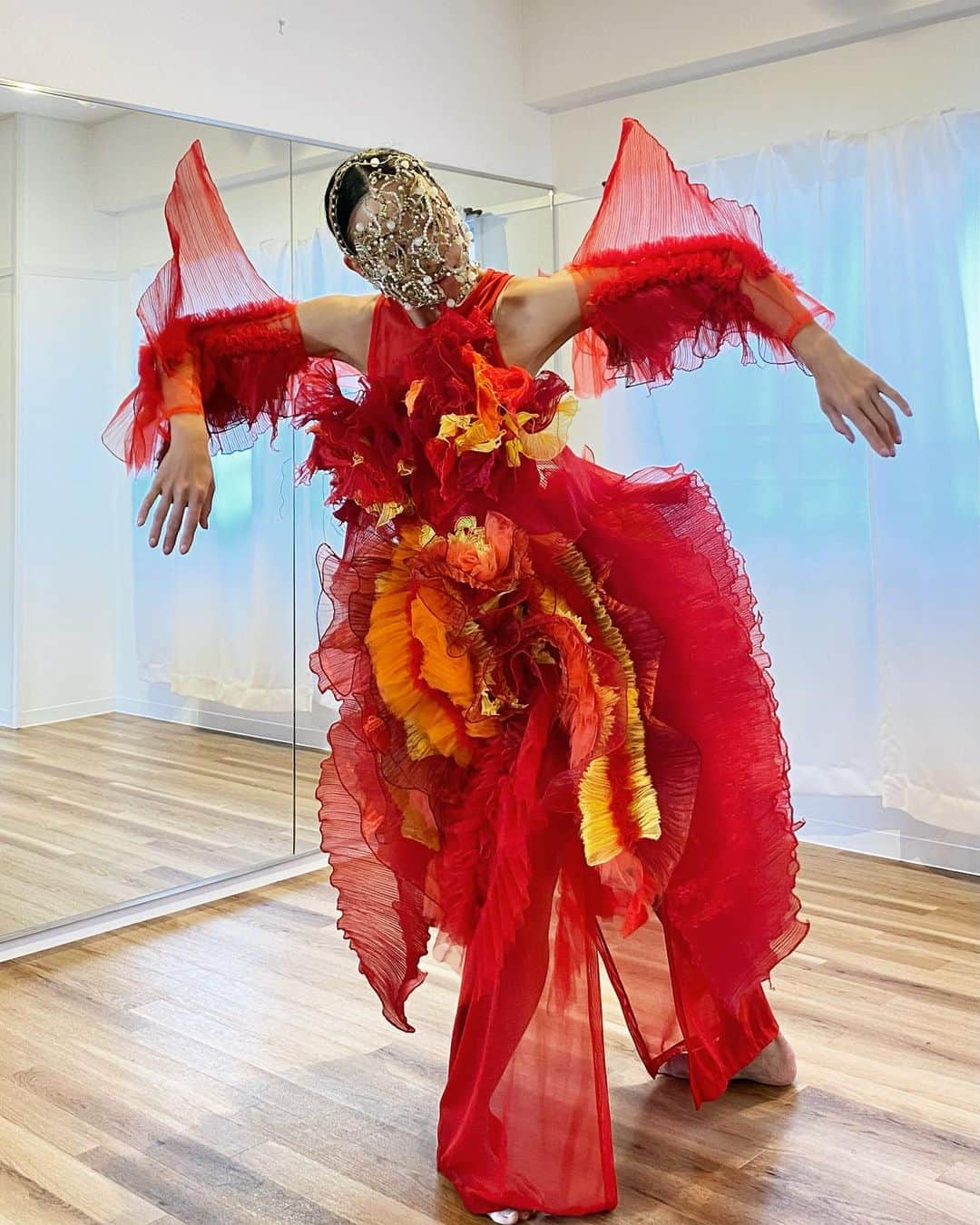 ARAKI SHIROさんのインスタグラム写真 - (ARAKI SHIROInstagram)「-red costume for dancer's practice- Dancers in red costumes would practice in small studio. It looks like a red mantis dancing gracefully🦞🦗💃  #ARAKISHIRO  #emergingdesigner  #upnextdesigner  #fashionforbankrobbers  #thevanillaissue  #sculpturalfashion  #dazedanddiscovered  #alwaysupportalent」11月4日 17時22分 - arakishiro