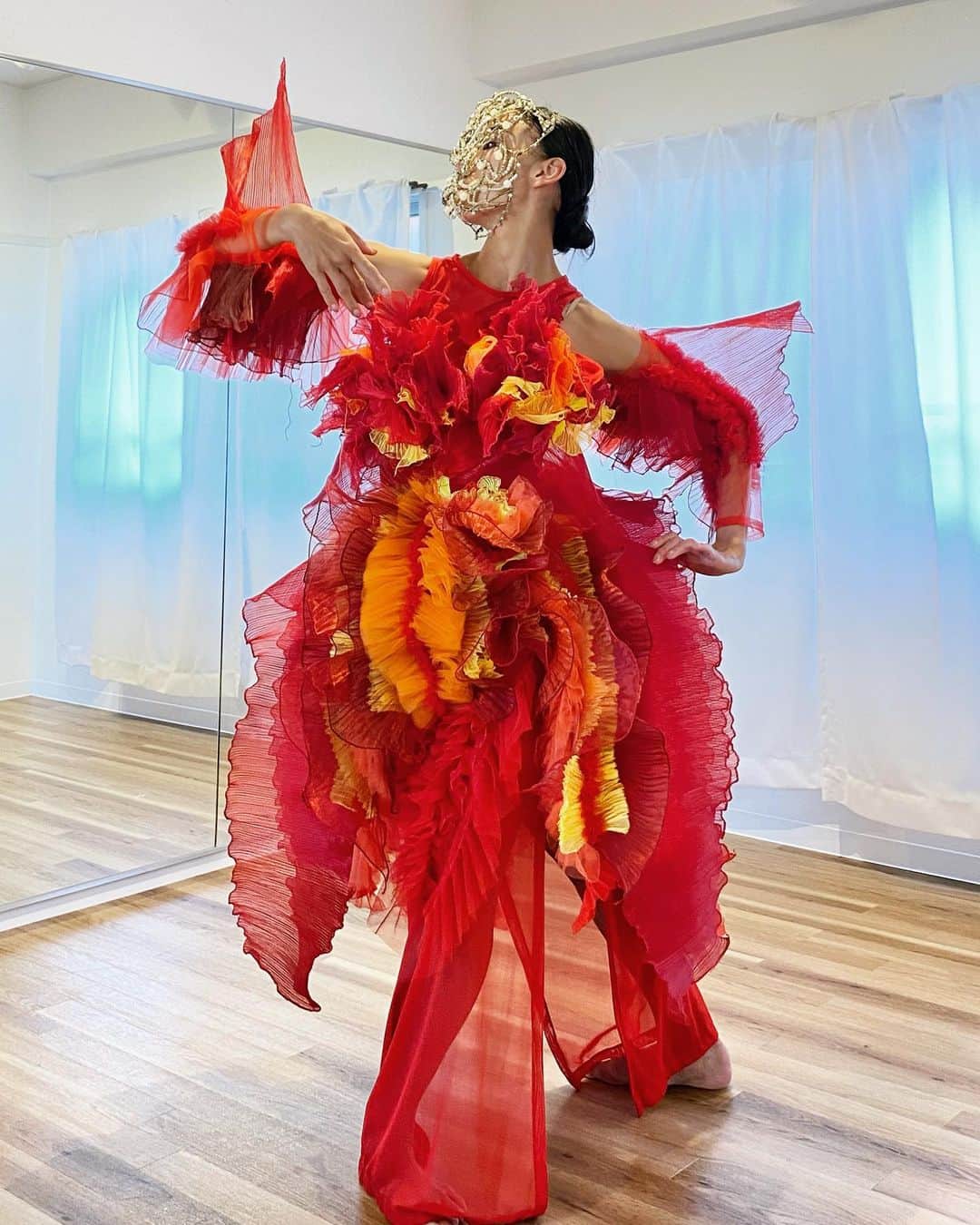 ARAKI SHIROのインスタグラム：「-red costume for dancer's practice- Dancers in red costumes would practice in small studio. It looks like a red mantis dancing gracefully🦞🦗💃  #ARAKISHIRO  #emergingdesigner  #upnextdesigner  #fashionforbankrobbers  #thevanillaissue  #sculpturalfashion  #dazedanddiscovered  #alwaysupportalent」