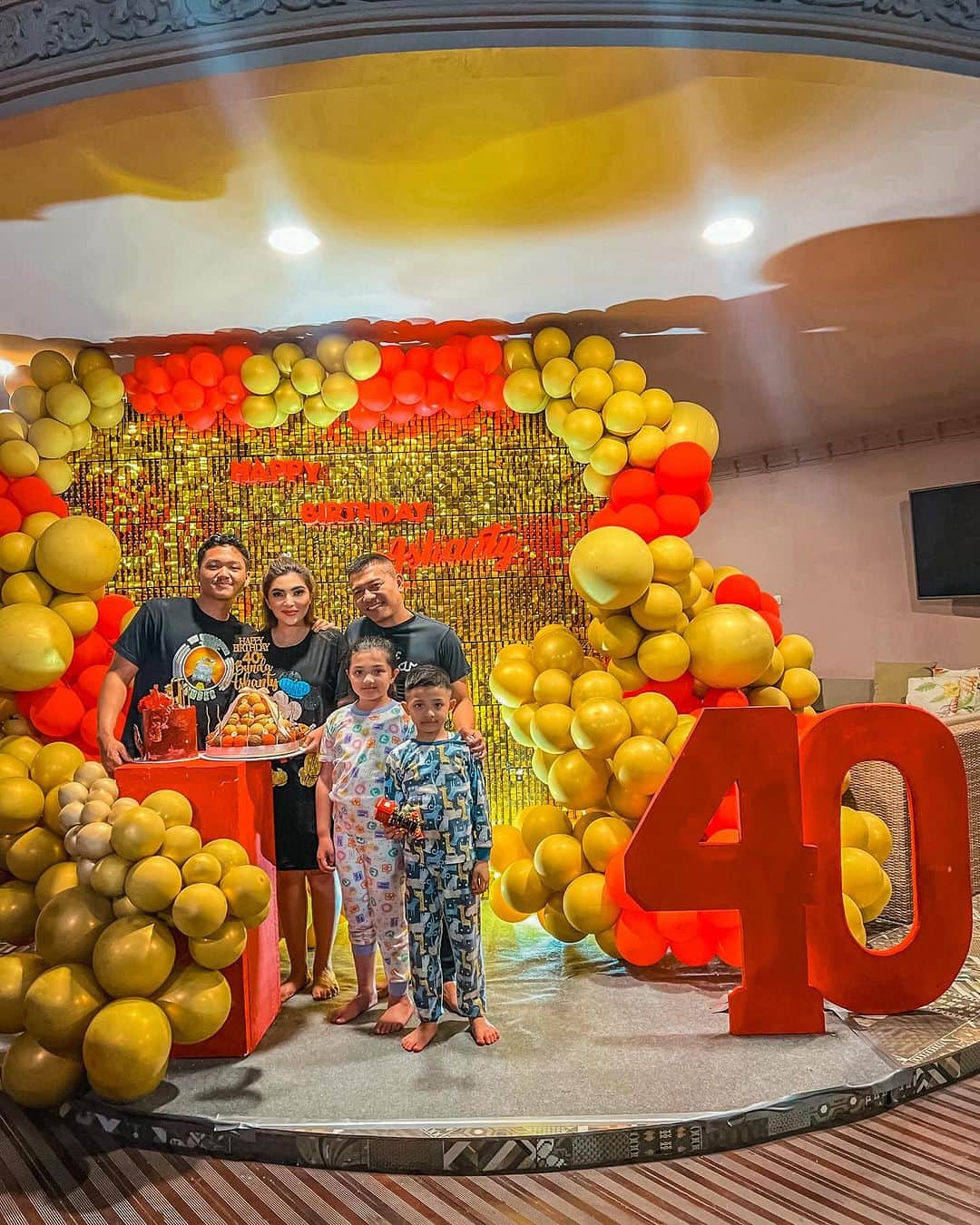 のインスタグラム：「Makasih keluarga, team, sahabat, yg udah kasih surprise buat aku semalem🙏😍  Love u all♥️  Decoration : @tw.weddingg  Cake : @sugarushco」