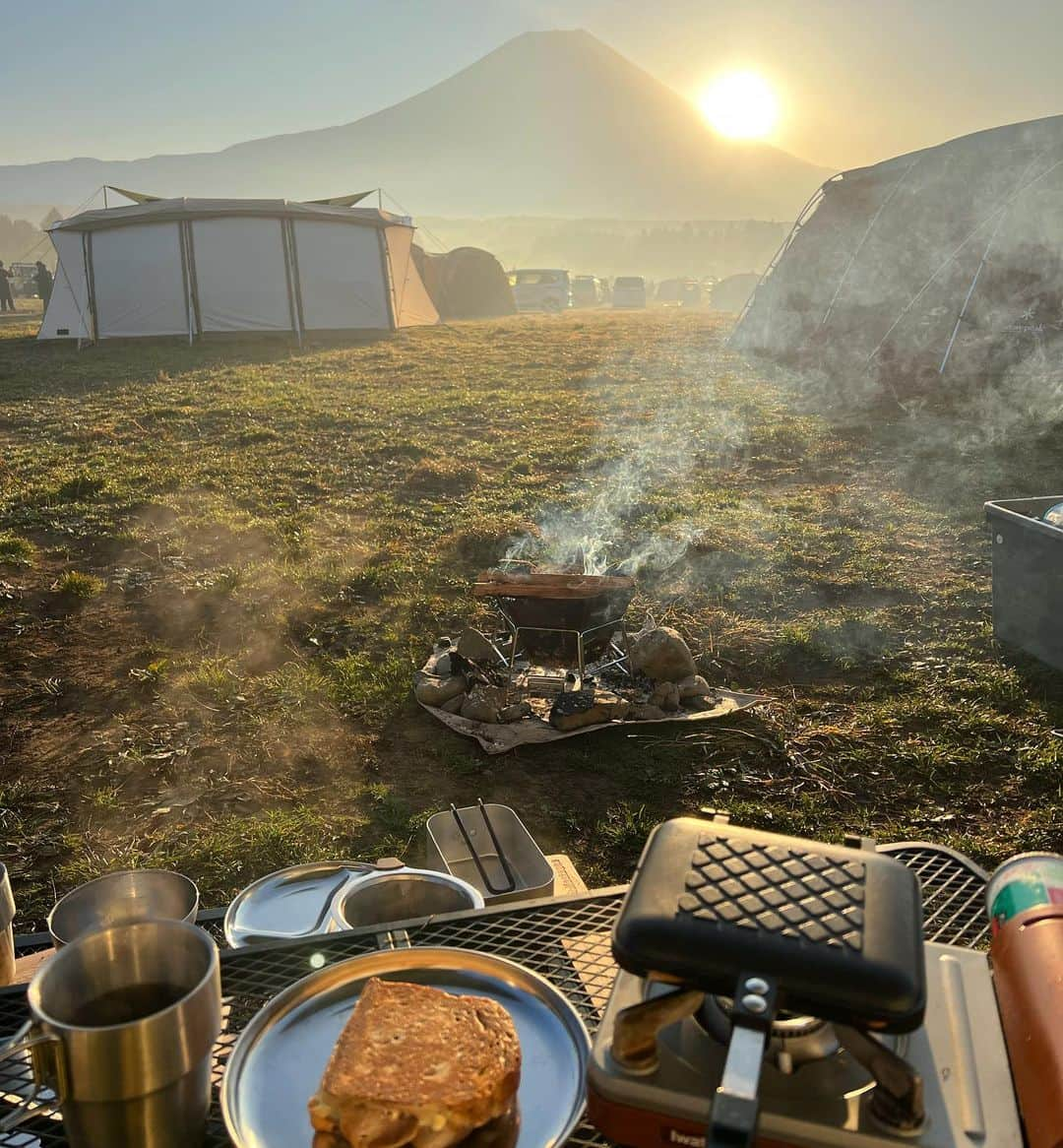 山内一世さんのインスタグラム写真 - (山内一世Instagram)「しらたま初キャンプ！🏕️ 初めてということもあり、キャンピングカーで念願の @fumotoppara_official へ🗻✨ (行く直前までサプライズにしてたからキャンピングカーを目の前にした瞬間から大興奮。笑  壮大な自然の美しさ、うつりゆく景色をただただ眺めながら ゆっくりとする贅沢な時間。 👦🏻は開放感に満ちた草原で存分に体を動かしながら、 サッカーに野球。富士山デッサンしたり、工芸体験したり、 季節の葉っぱを探したり、いっしょにお料理したり、 隣のテントのお友だちとすぐ仲良くなって遊んだり⚽️ (気づいたらすぐ話しかけてる笑  翌日別れ際は大号泣したりと、、😌 普段の便利さからは得られない思いや体験も、 実感出来たであろう。♡ キャンプ仲間としても本当に頼しかった☺️ (👨🏻はソロ焚き火＆夜食を大満喫してたナ🔥😂  もうすぐ終わる3人生活からまたひとつ新たに 家族で楽しみを見つけられた気がした🤝✨  #キャンプ#camp #ふもとっぱらオートキャンプ場 #ふもとっぱら」11月4日 17時15分 - zu_meer