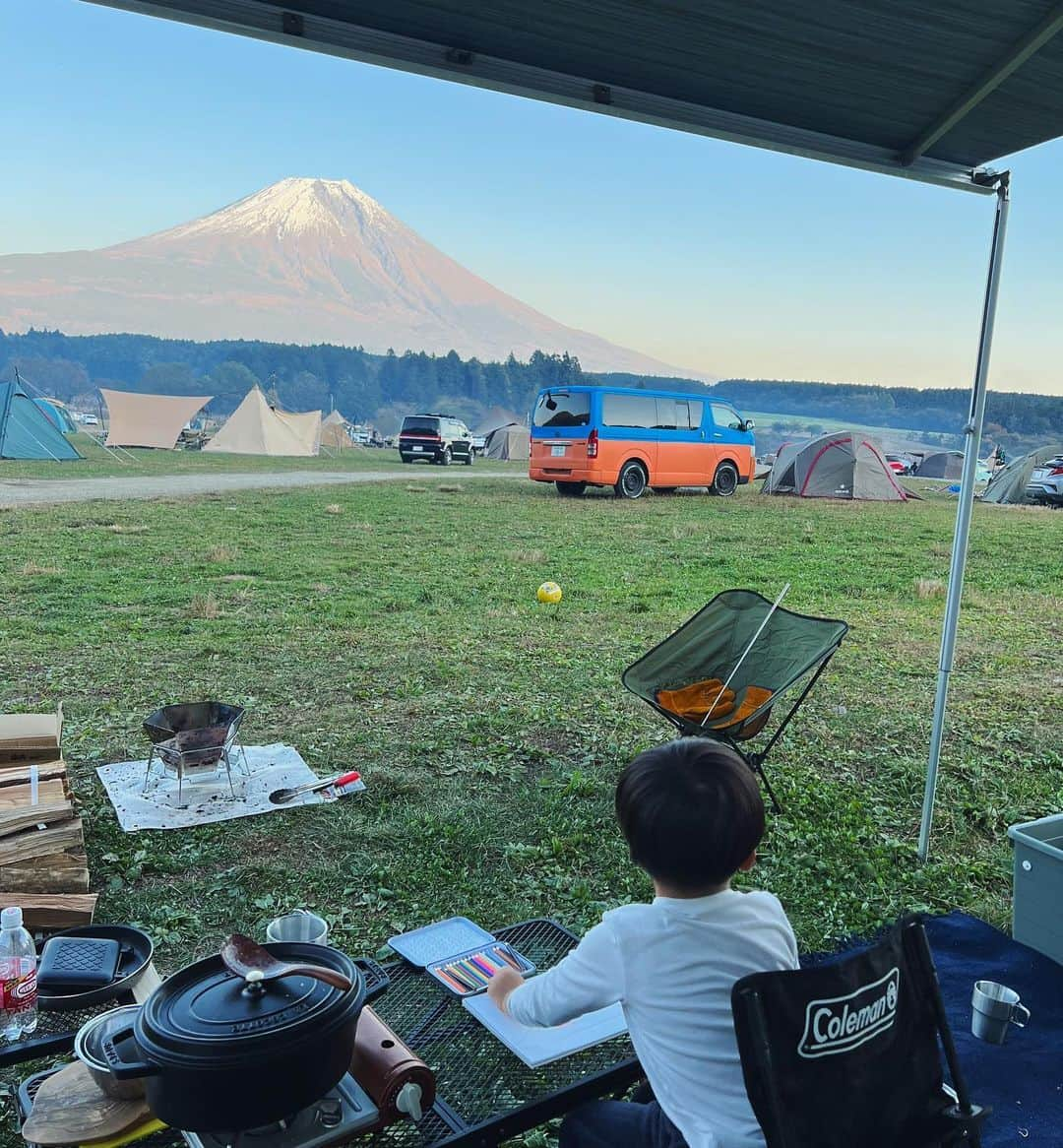 山内一世さんのインスタグラム写真 - (山内一世Instagram)「しらたま初キャンプ！🏕️ 初めてということもあり、キャンピングカーで念願の @fumotoppara_official へ🗻✨ (行く直前までサプライズにしてたからキャンピングカーを目の前にした瞬間から大興奮。笑  壮大な自然の美しさ、うつりゆく景色をただただ眺めながら ゆっくりとする贅沢な時間。 👦🏻は開放感に満ちた草原で存分に体を動かしながら、 サッカーに野球。富士山デッサンしたり、工芸体験したり、 季節の葉っぱを探したり、いっしょにお料理したり、 隣のテントのお友だちとすぐ仲良くなって遊んだり⚽️ (気づいたらすぐ話しかけてる笑  翌日別れ際は大号泣したりと、、😌 普段の便利さからは得られない思いや体験も、 実感出来たであろう。♡ キャンプ仲間としても本当に頼しかった☺️ (👨🏻はソロ焚き火＆夜食を大満喫してたナ🔥😂  もうすぐ終わる3人生活からまたひとつ新たに 家族で楽しみを見つけられた気がした🤝✨  #キャンプ#camp #ふもとっぱらオートキャンプ場 #ふもとっぱら」11月4日 17時15分 - zu_meer