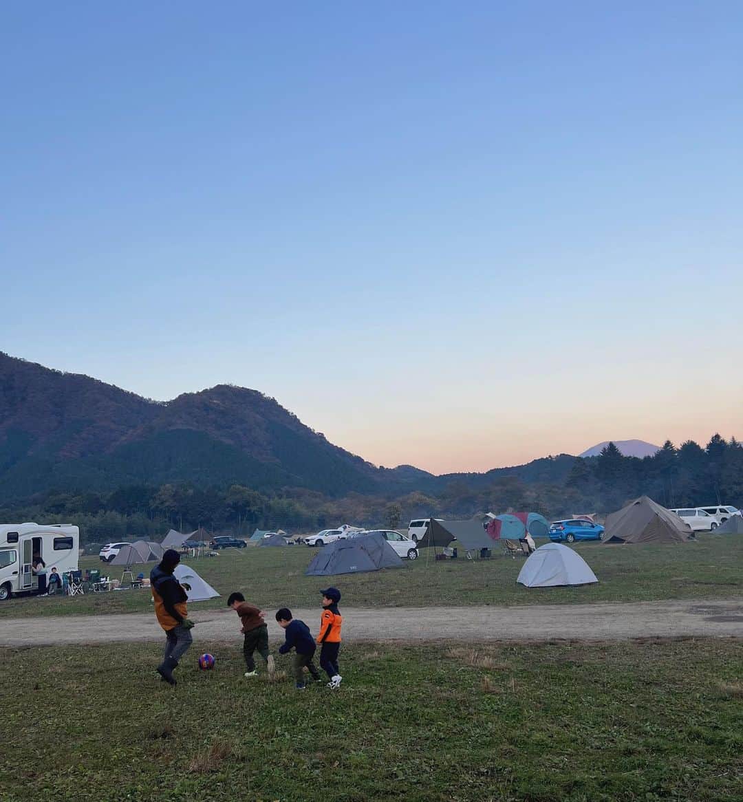 山内一世さんのインスタグラム写真 - (山内一世Instagram)「しらたま初キャンプ！🏕️ 初めてということもあり、キャンピングカーで念願の @fumotoppara_official へ🗻✨ (行く直前までサプライズにしてたからキャンピングカーを目の前にした瞬間から大興奮。笑  壮大な自然の美しさ、うつりゆく景色をただただ眺めながら ゆっくりとする贅沢な時間。 👦🏻は開放感に満ちた草原で存分に体を動かしながら、 サッカーに野球。富士山デッサンしたり、工芸体験したり、 季節の葉っぱを探したり、いっしょにお料理したり、 隣のテントのお友だちとすぐ仲良くなって遊んだり⚽️ (気づいたらすぐ話しかけてる笑  翌日別れ際は大号泣したりと、、😌 普段の便利さからは得られない思いや体験も、 実感出来たであろう。♡ キャンプ仲間としても本当に頼しかった☺️ (👨🏻はソロ焚き火＆夜食を大満喫してたナ🔥😂  もうすぐ終わる3人生活からまたひとつ新たに 家族で楽しみを見つけられた気がした🤝✨  #キャンプ#camp #ふもとっぱらオートキャンプ場 #ふもとっぱら」11月4日 17時15分 - zu_meer
